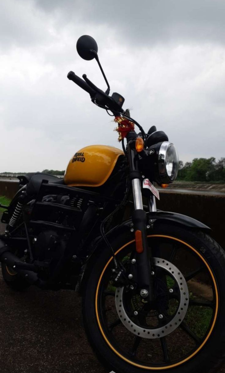 735x1219 Royal Enfield meteor 350 yellow