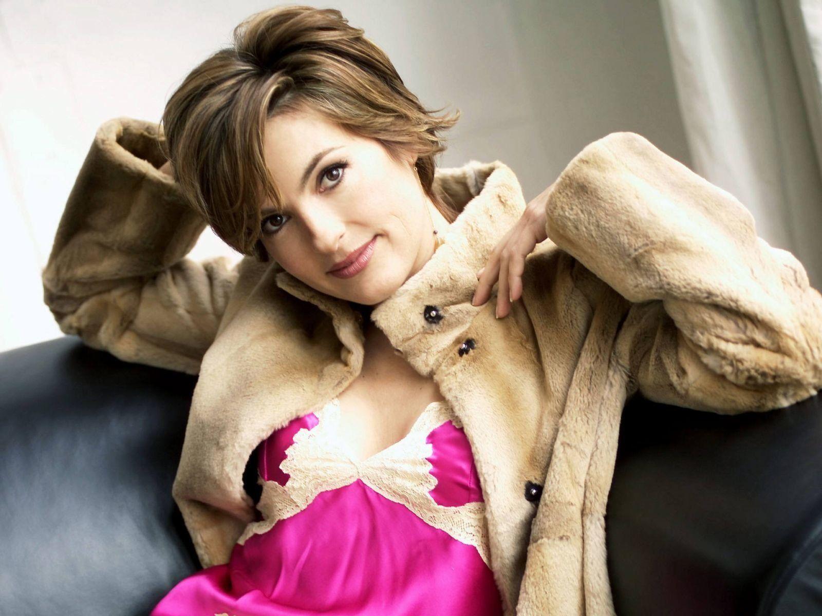 1600x1200 Mariska Hargitay Wallpaper and Background Imagex1200