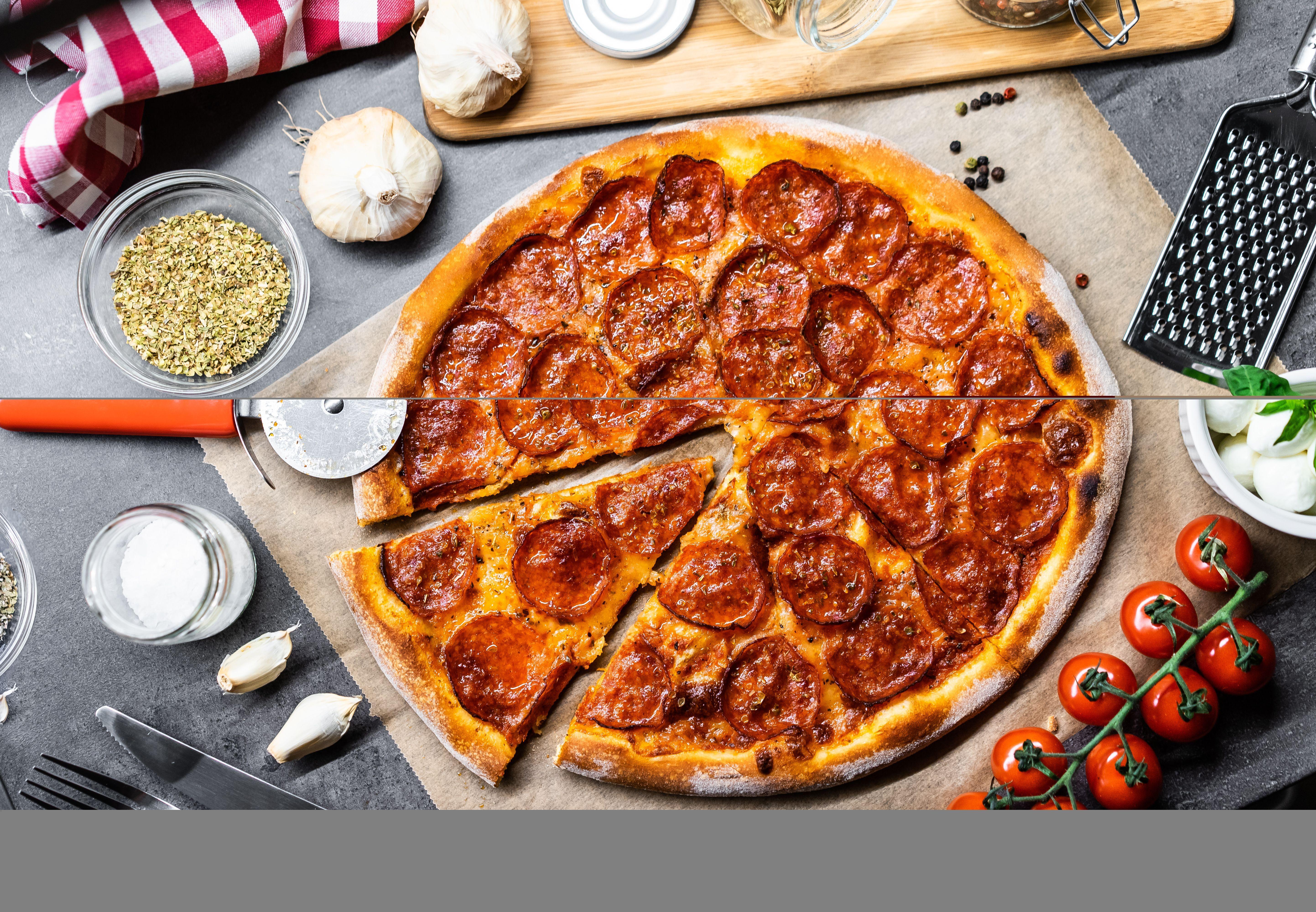 5770x4000 Salami Pizza Flatlay Free