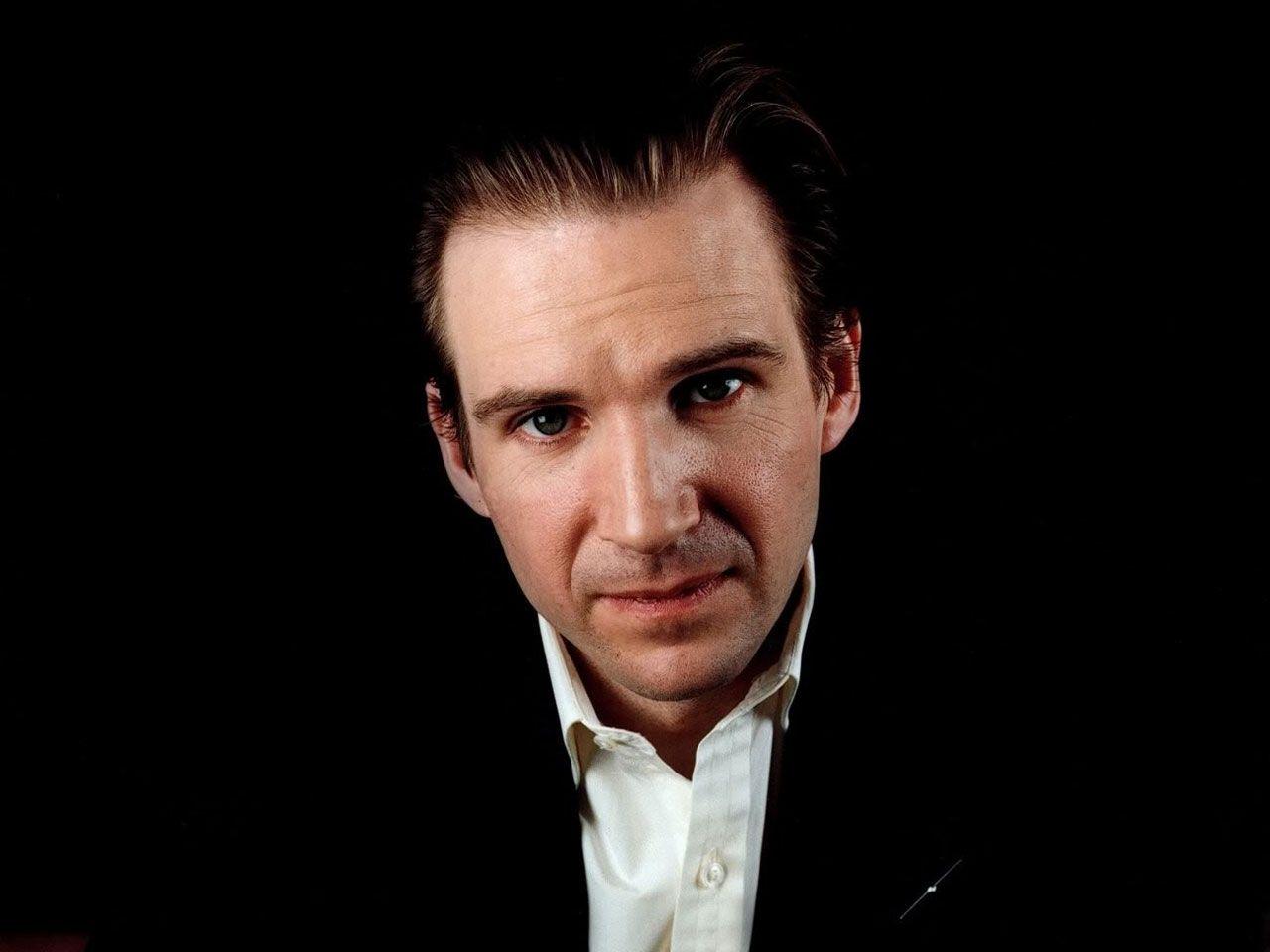 1280x960 Ralph Fiennes Mobile Wallpaper 56462 1280x960px
