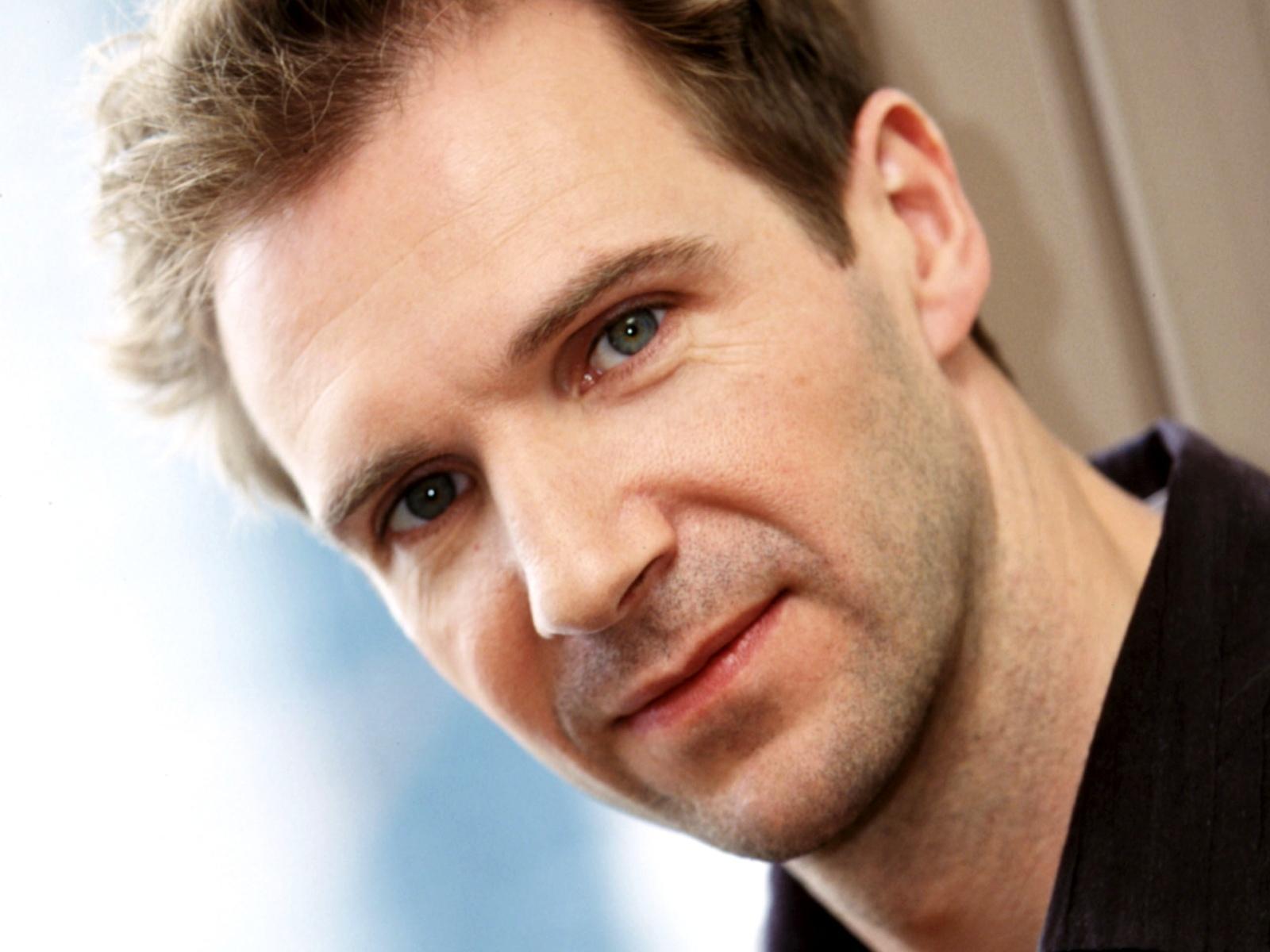 1600x1200 Ralph Fiennes Actor Wallpaper 56461 1600x1200px