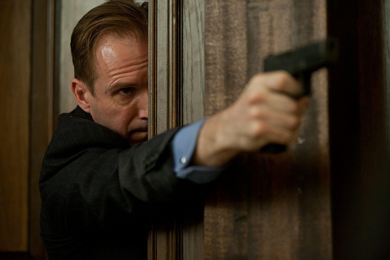 1280x853 Wallpaper Ralph Fiennes pistol Men Celebrities