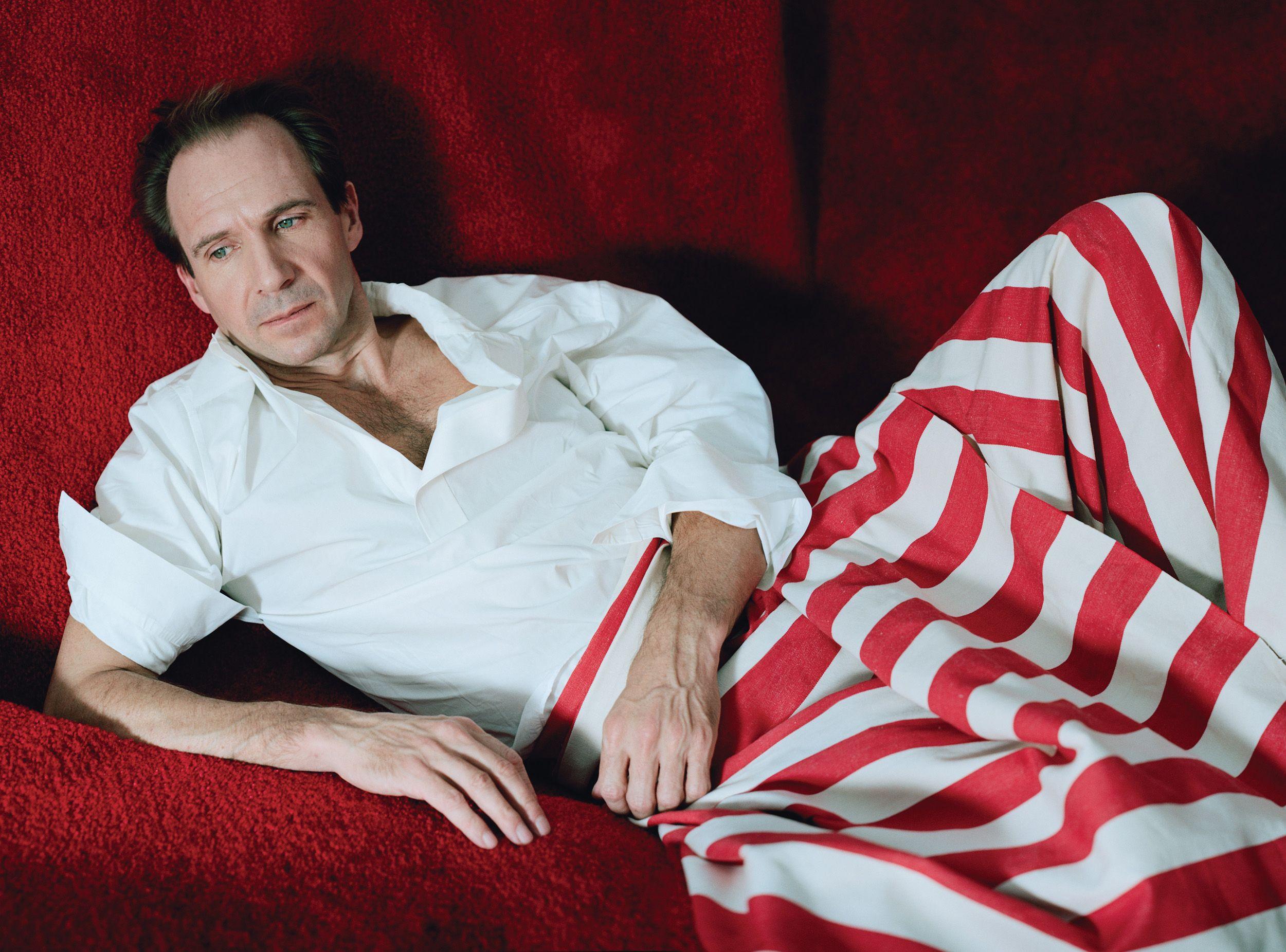 2501x1852 Ralph Fiennes Wallpaper Picture 56458 2501x1852px