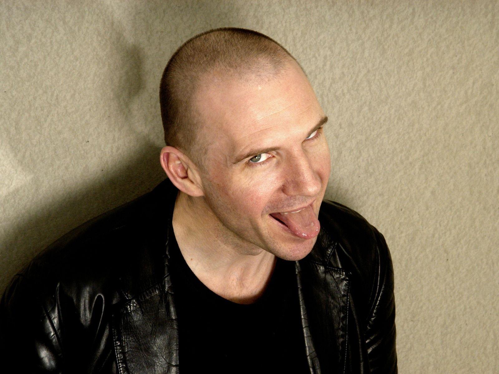 1600x1200 Wallpaper ralph fiennes, actor, smile, tongue, bald