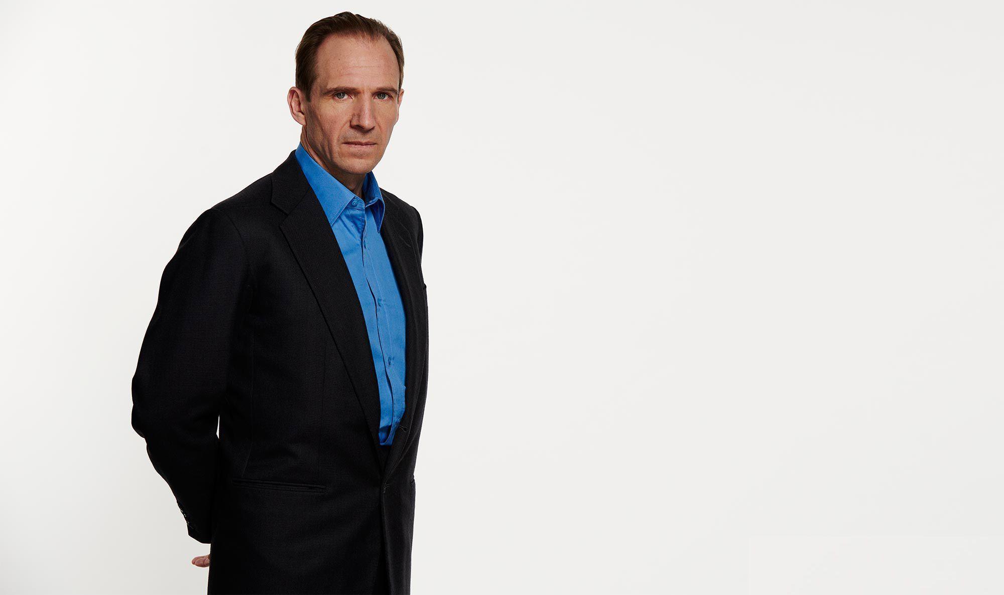 2000x1186 Ralph Fiennes Wallpaper Background