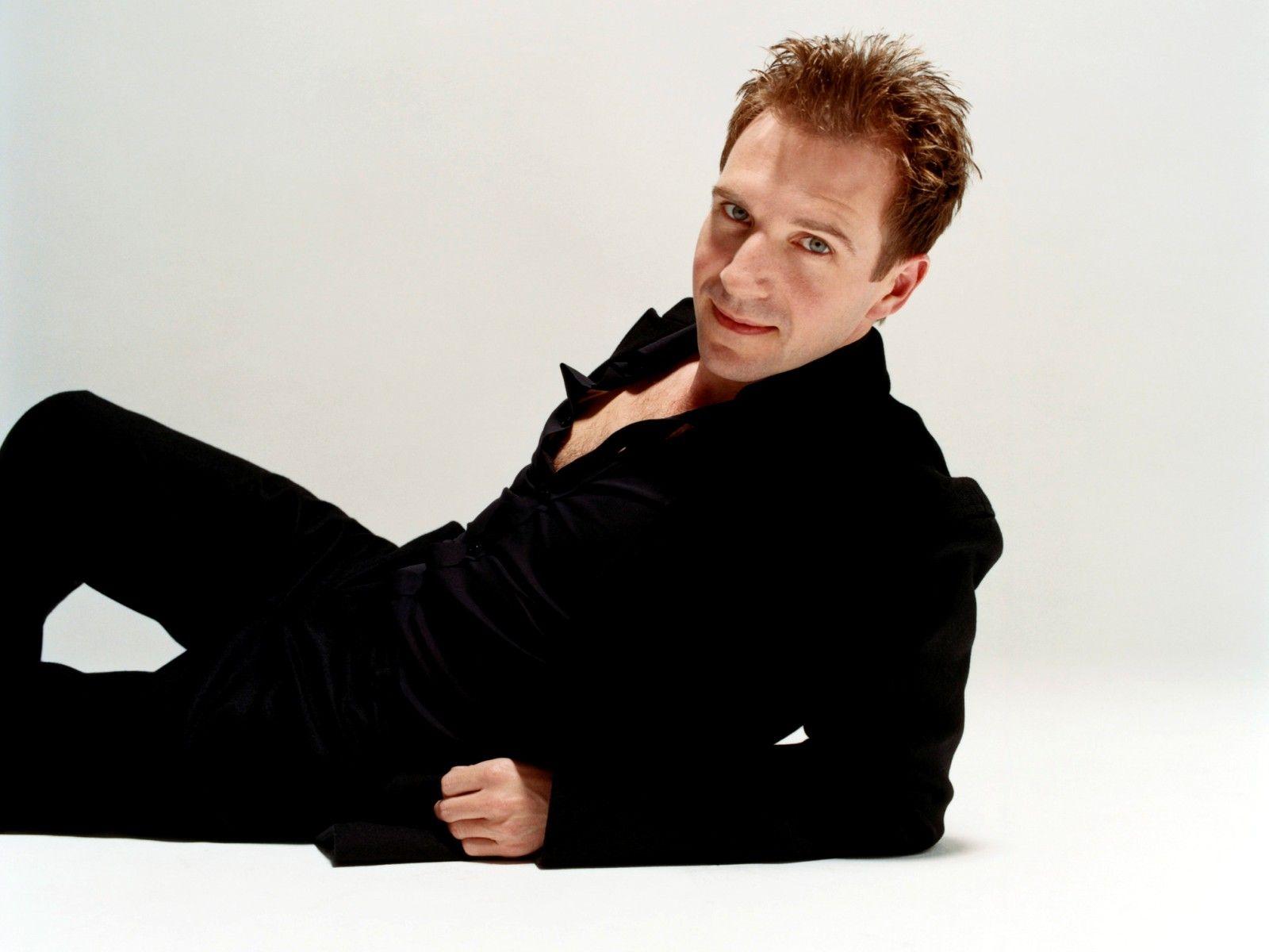 1600x1200 Ralph Fiennes Computer Wallpaper 56460 1600x1200px