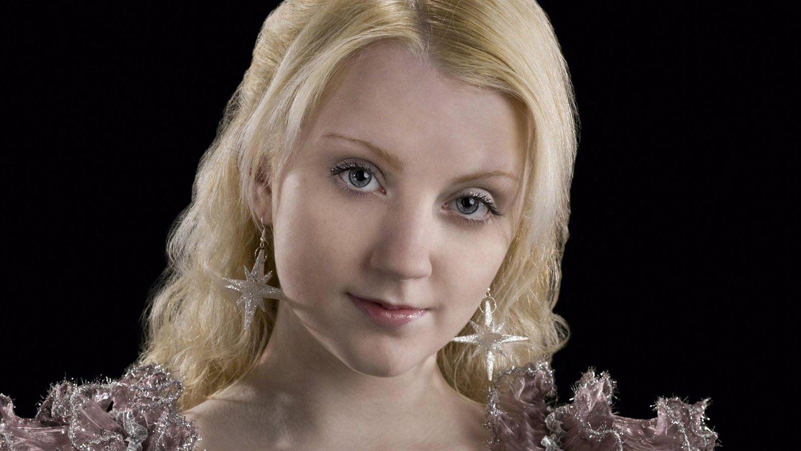 1600x900 Evanna Lynch Wallpaper