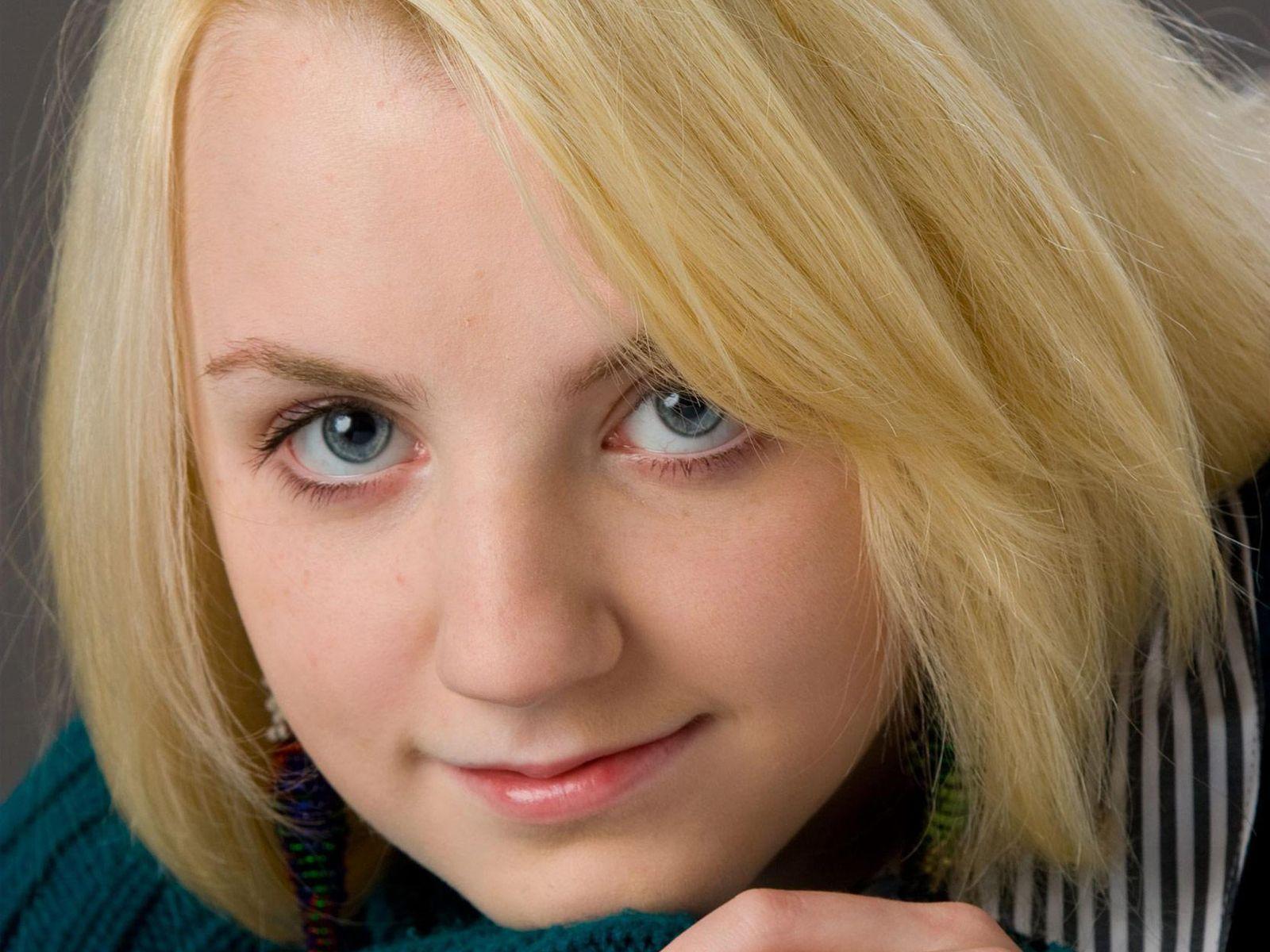 1600x1200 Onfolip: Evanna Lynch HD Wallpaper 2012