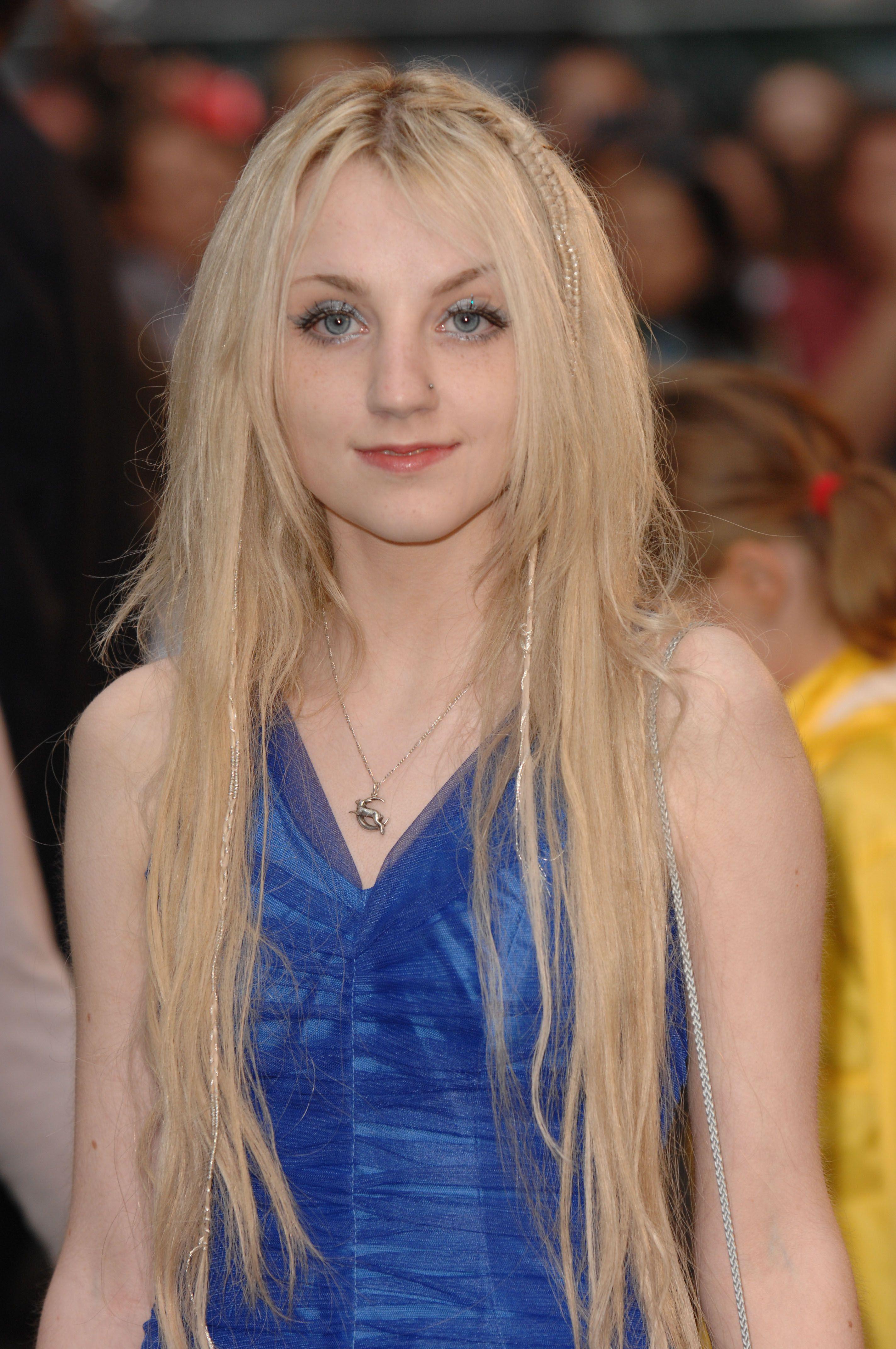 2848x4288 Evanna Lynch Background → Girls Gallery