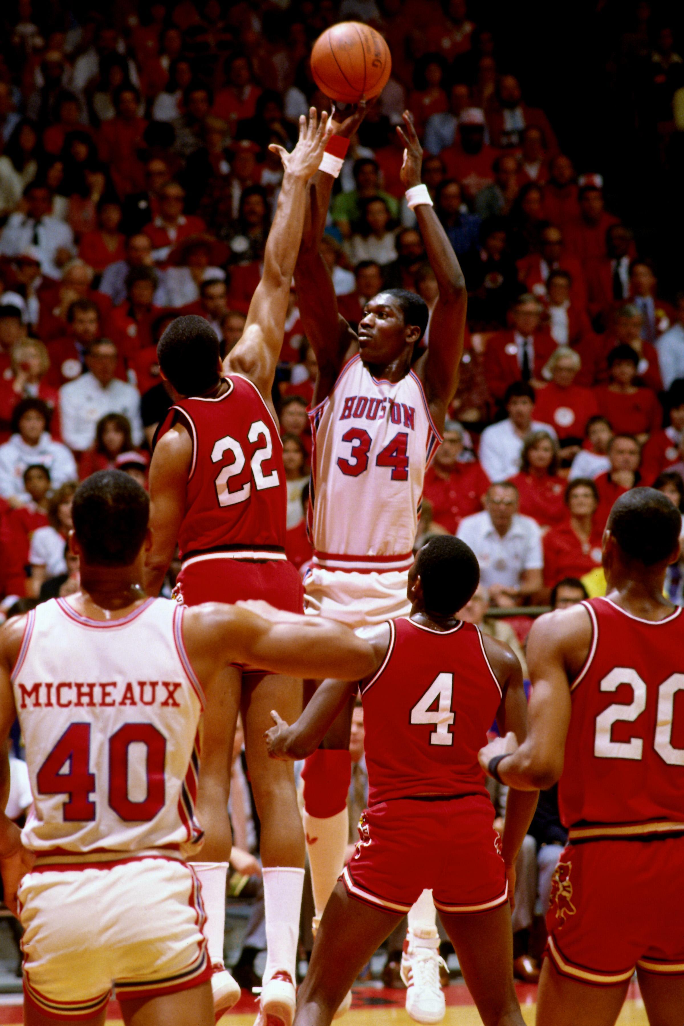 2400x3600 Hakeem Olajuwon Wallpaper