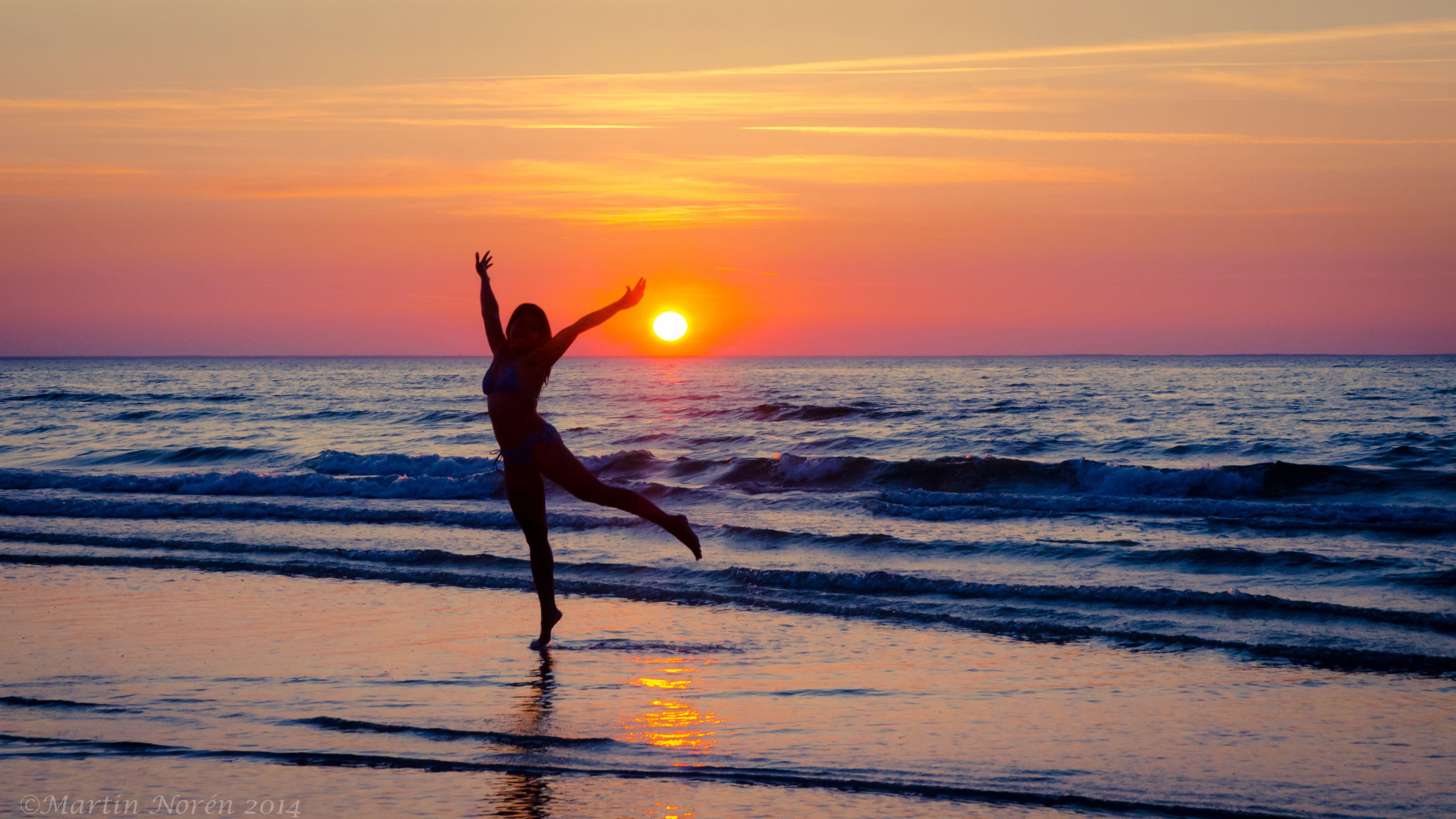Танцуй на закате дня песня со мной. Девушка на закате. Море закат Свобода. Девушка на пляже на закате.