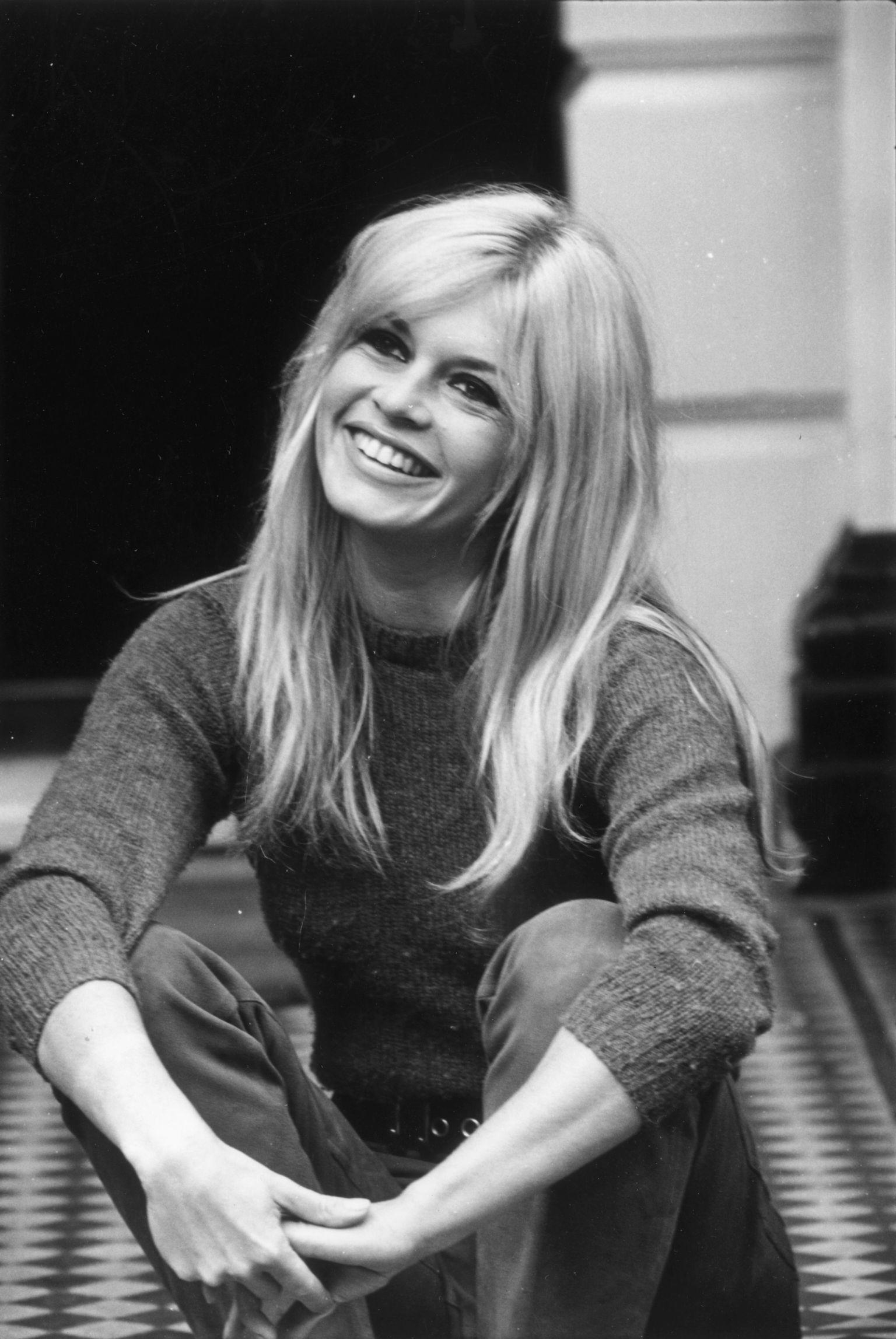 1536x2295 Bridget Bardot Wallpaper