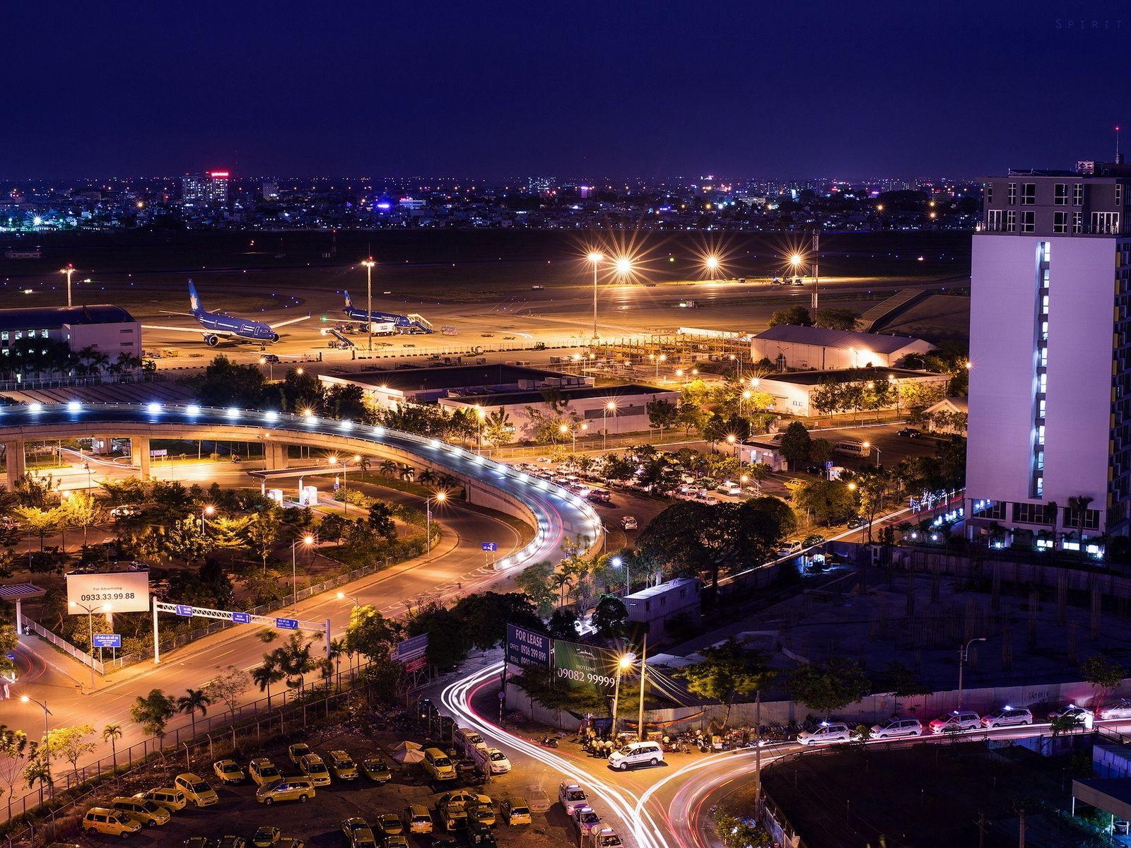 1600x1200 Download wallpaper 1600x1200 tan son nhat, airport, city, night