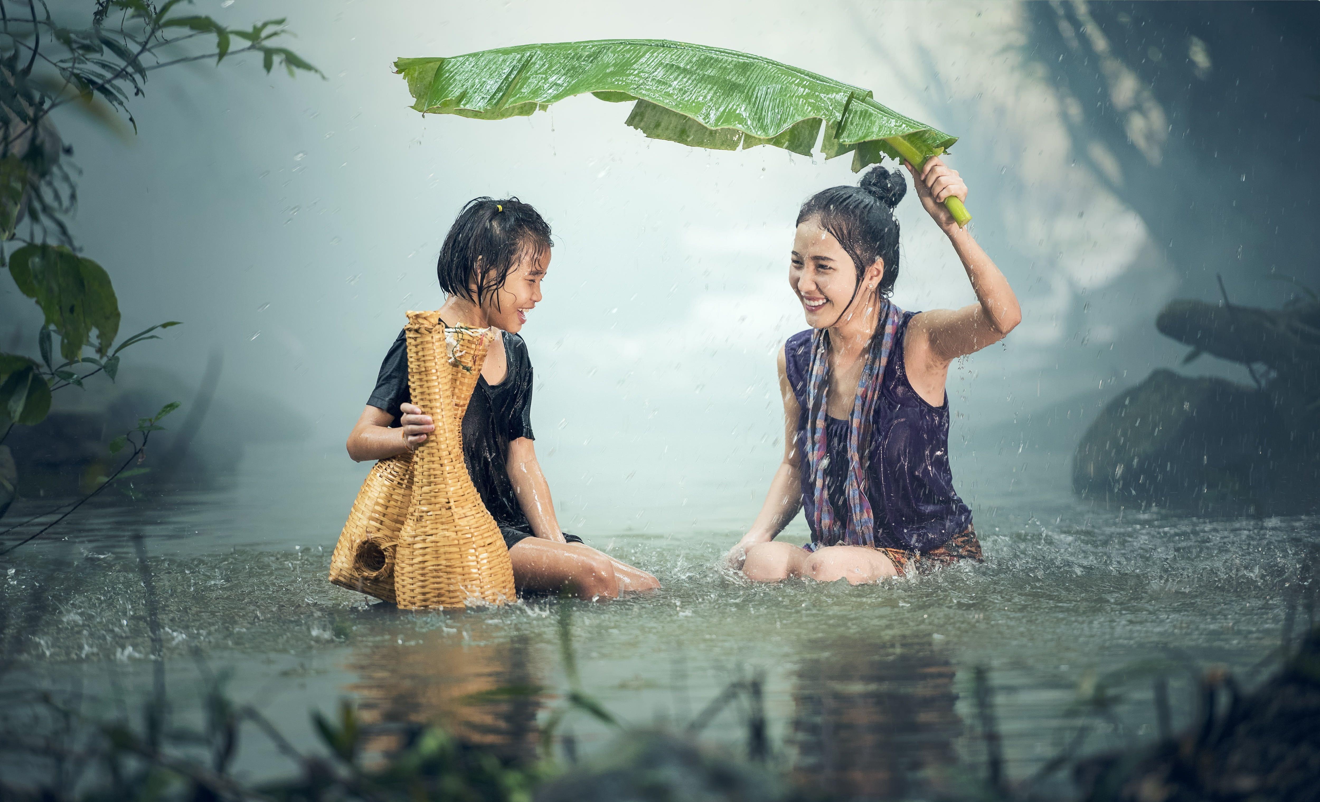 5000x3039 Woman and child playing under the rain HD wallpaper