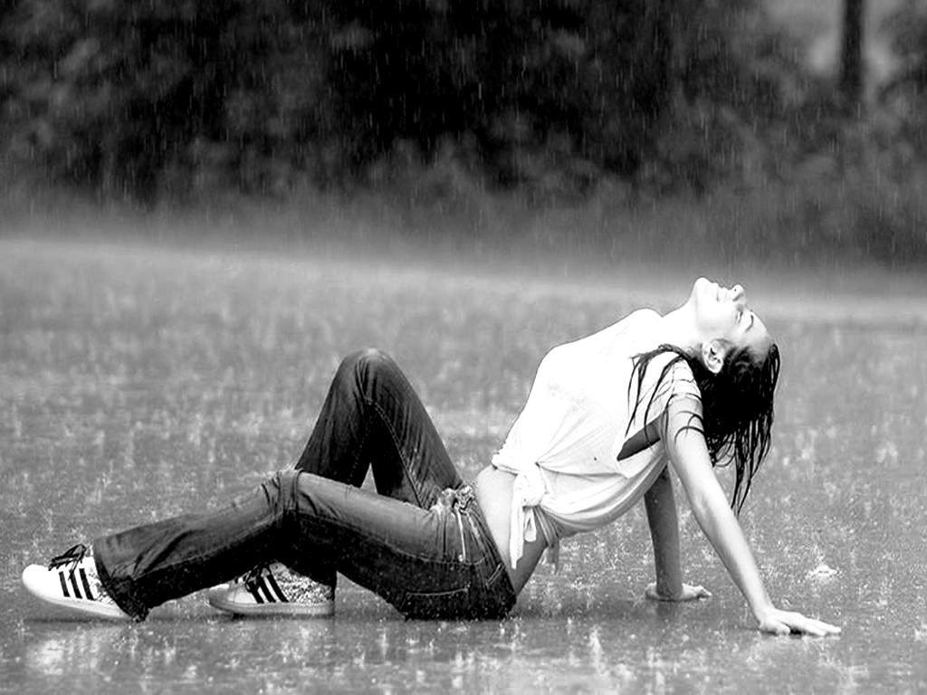 1024x768 Good Wallpaper Woman In The Rain