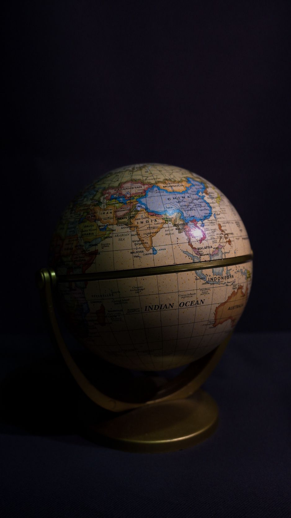 938x1668 Download Wallpaper 938x1668 Globe, Map, Travel, Darkness Iphone 8 7 6s 6 For Parallax HD Background