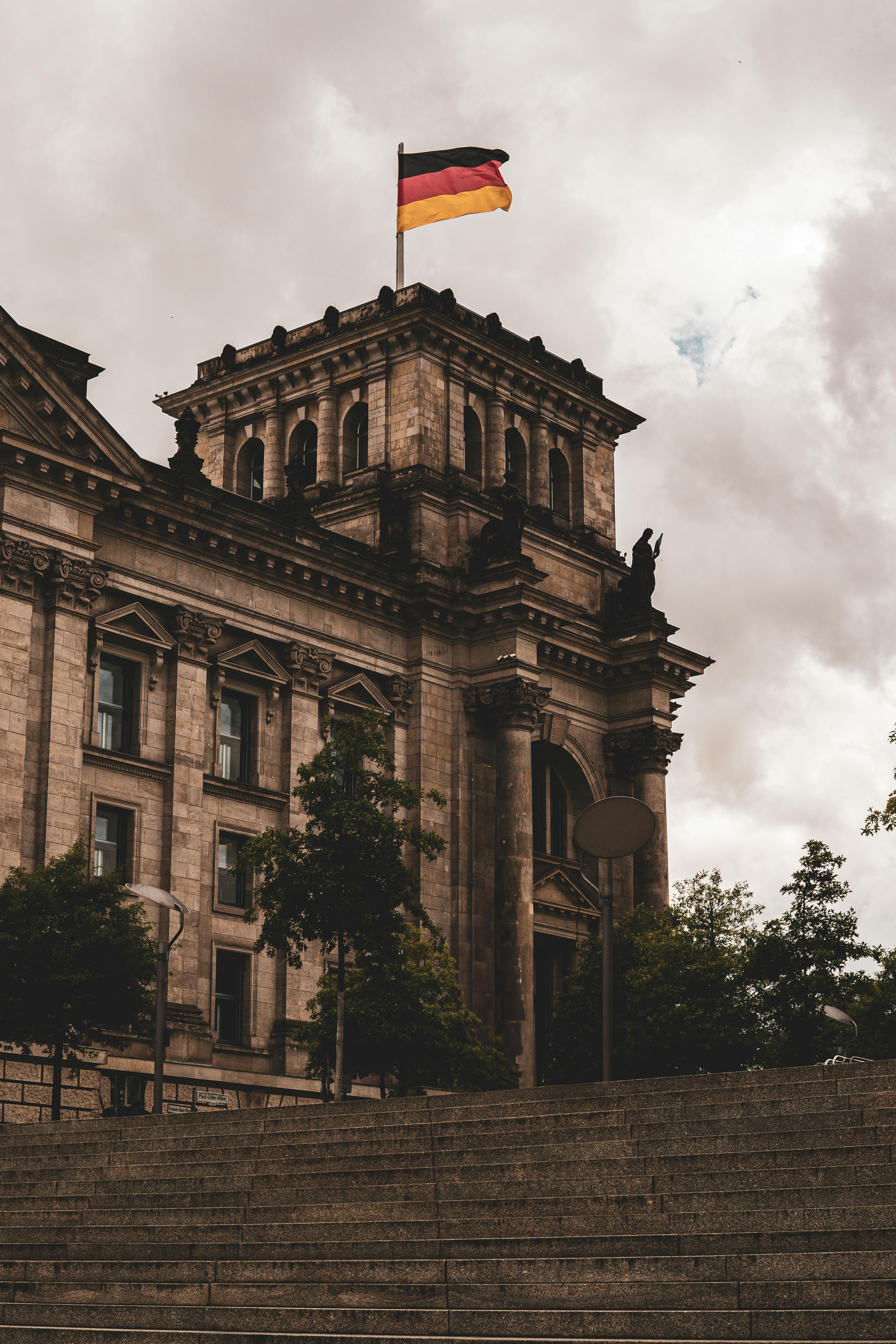 3183x4775 Building of Reichstag in Berlin with German Flag · Free