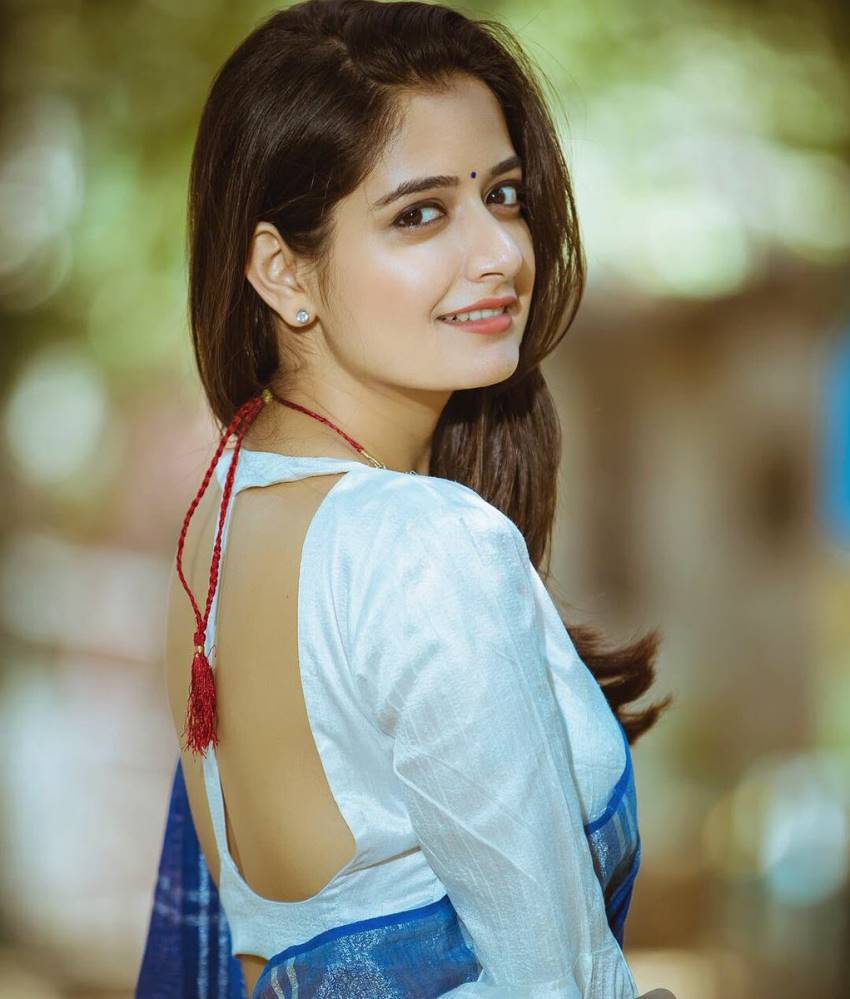 850x999 Ashika Ranganath Photo [HD]: Latest Image, Picture, Stills