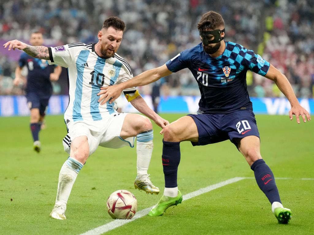 1024x768 World Cup: Messi skill cuts down Croatian defender Gvardiol