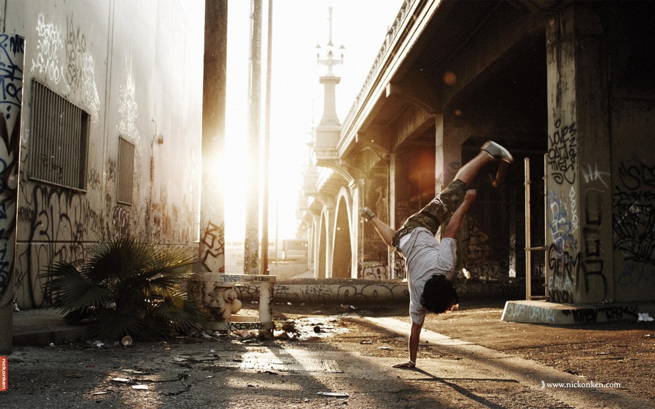 2560x1600 Breakdance Wallpaper