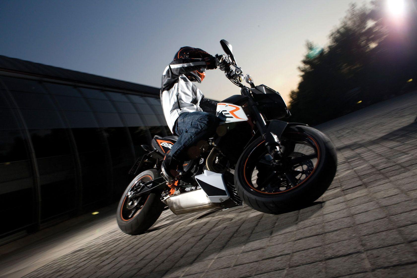1680x1120 KTM 690 Duke R