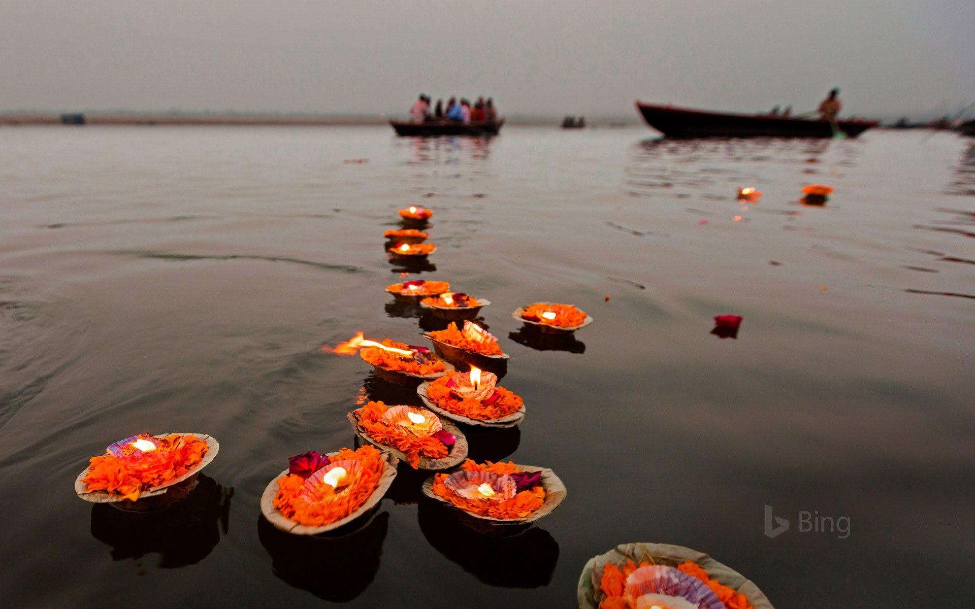 1920x1200 Candles floating in the Ganges River, Varanasi, India