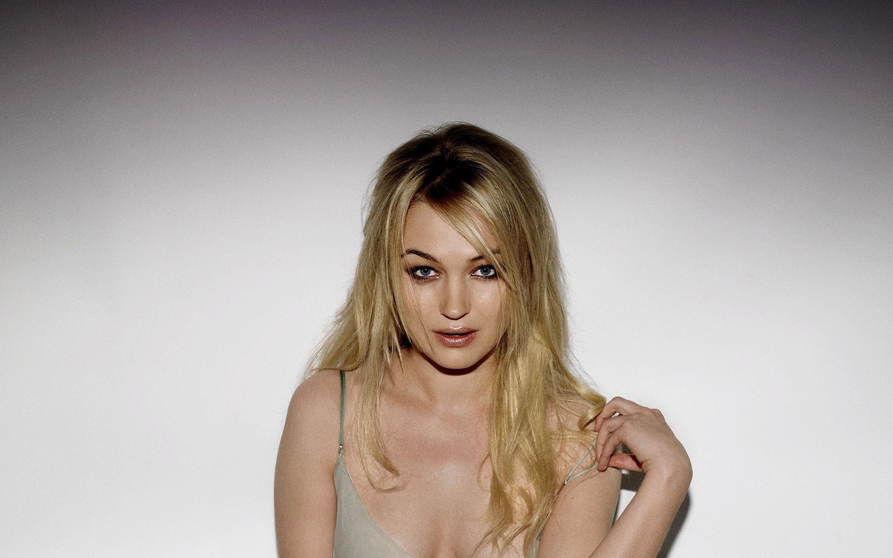 2880x1800 Sophia Myles touching her shoulder HD desktop wallpaper