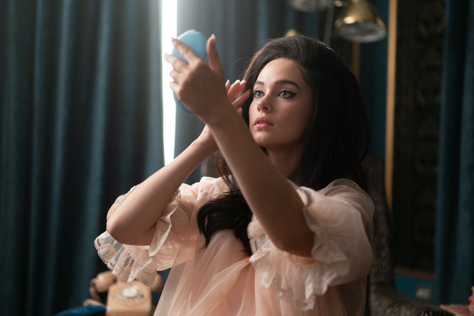 1600x1067 To Play Priscilla Presley, Cailee Spaeny Wore $000 Worth of Wigs