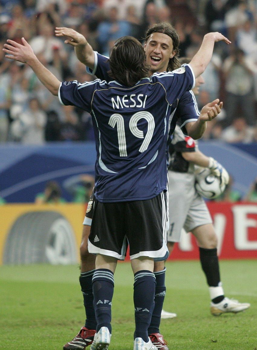 850x1155 Argentina's Messi embraces his teammate Hernán Crespo after his goal, hernan crespo HD phone wallpaper