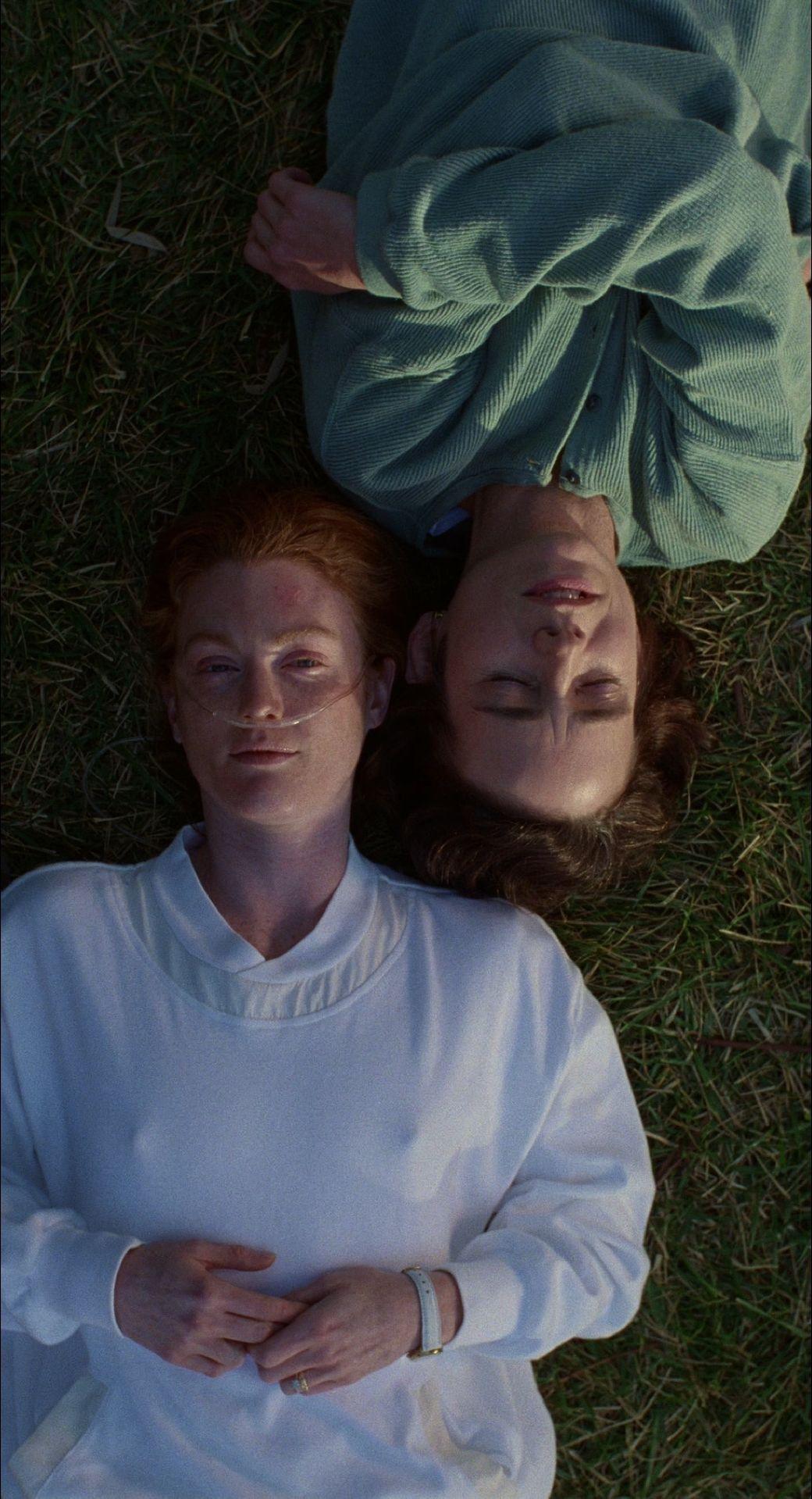 1040x1919 Julianne Moore and Jessica Harper in Safe Todd Haynes, 1995