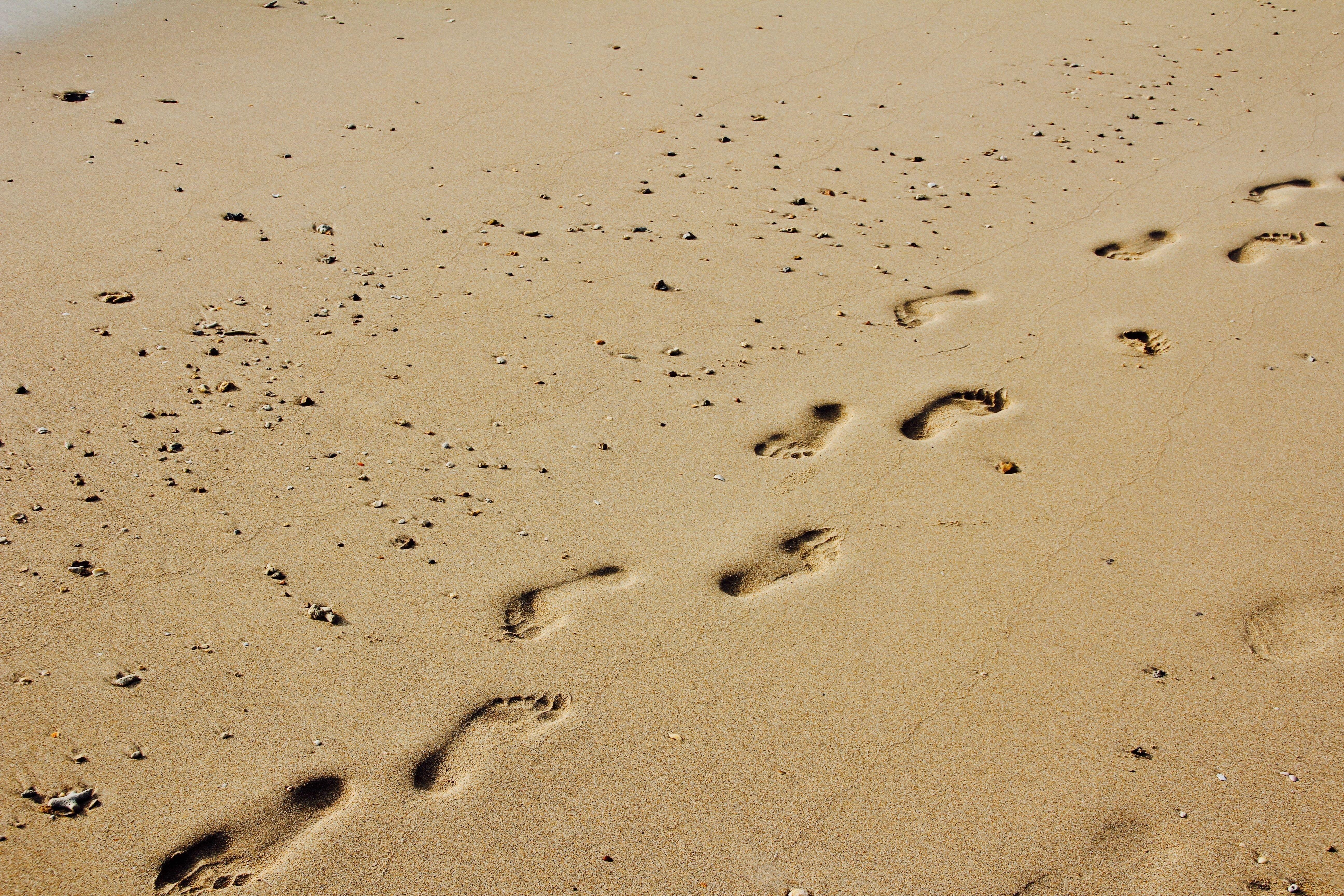 На песке остается след. Следы на песке. Следы человека на песке. Пляж следы на песке. Следы на песке у моря.