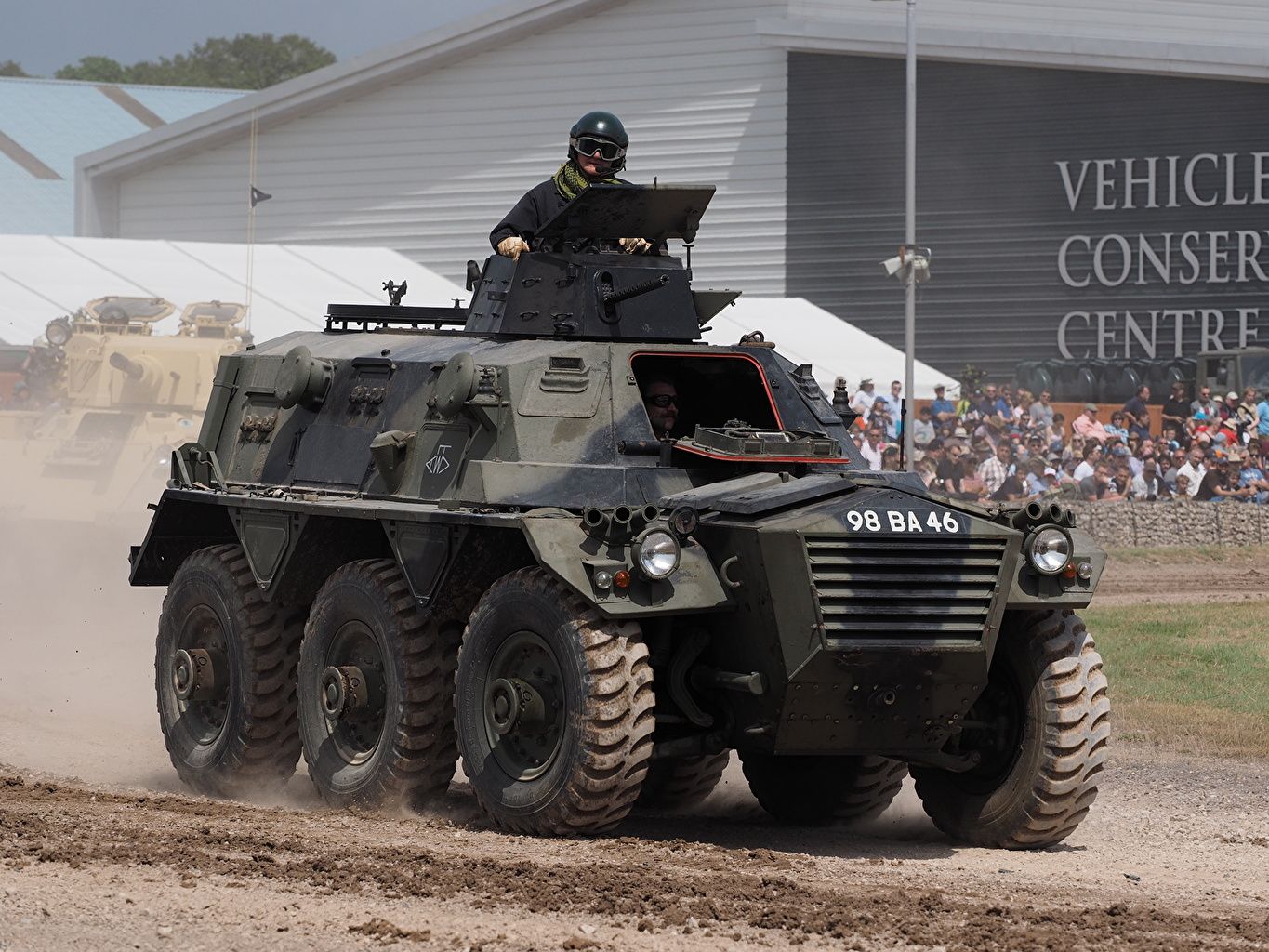 1365x1024 Wallpaper APC Saracen, Tankfest 2015 Army