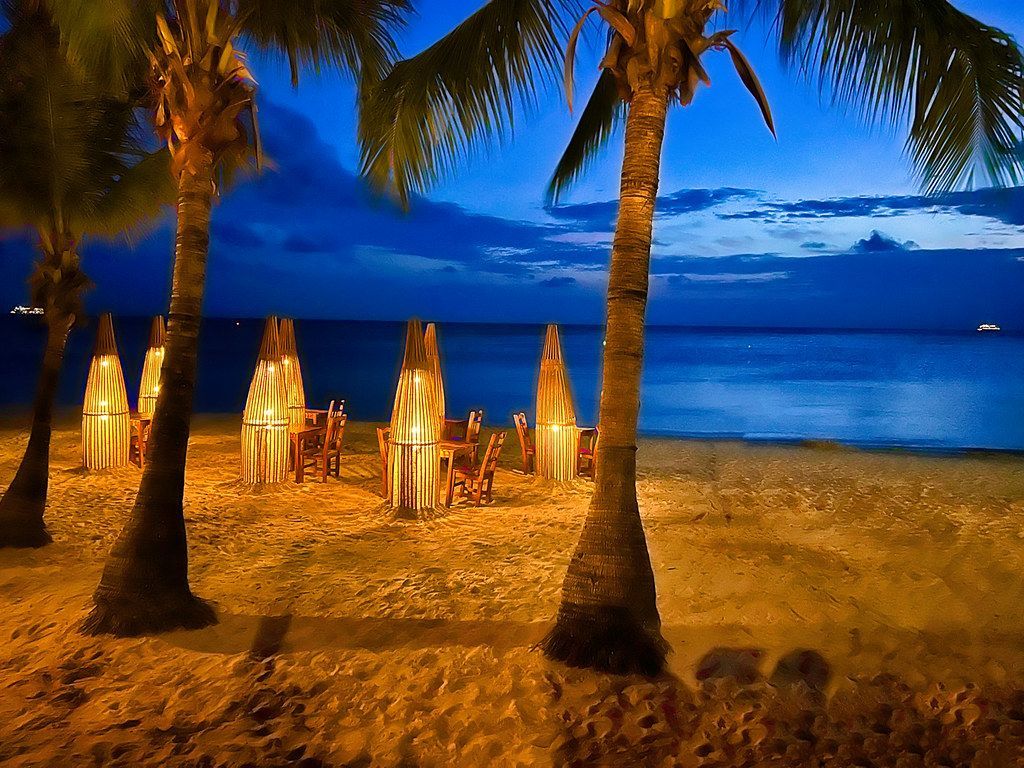 1024x768 Dinner on the beach in Roatan, Honduras. A beautiful evenin