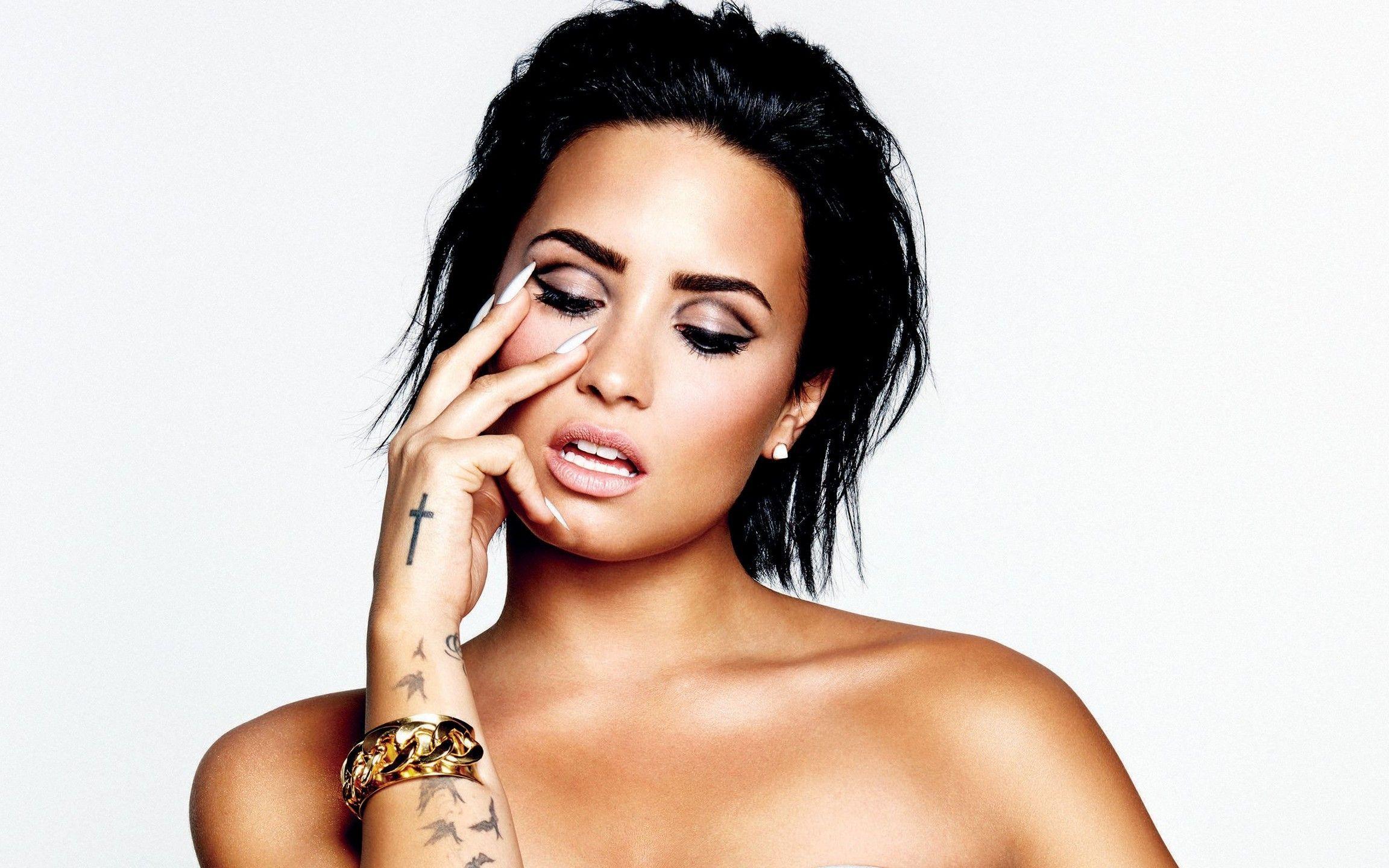 2304x1440 Demi Lovato Wallpaper