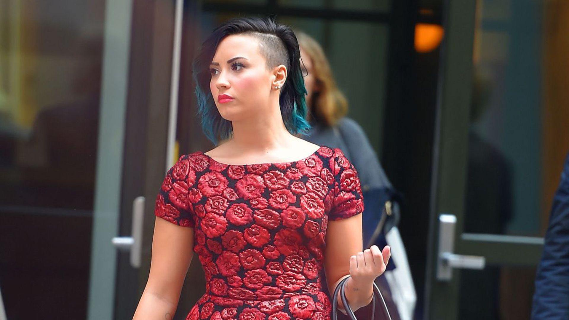 1920x1080 Demi Lovato Short Computer Wallpaper