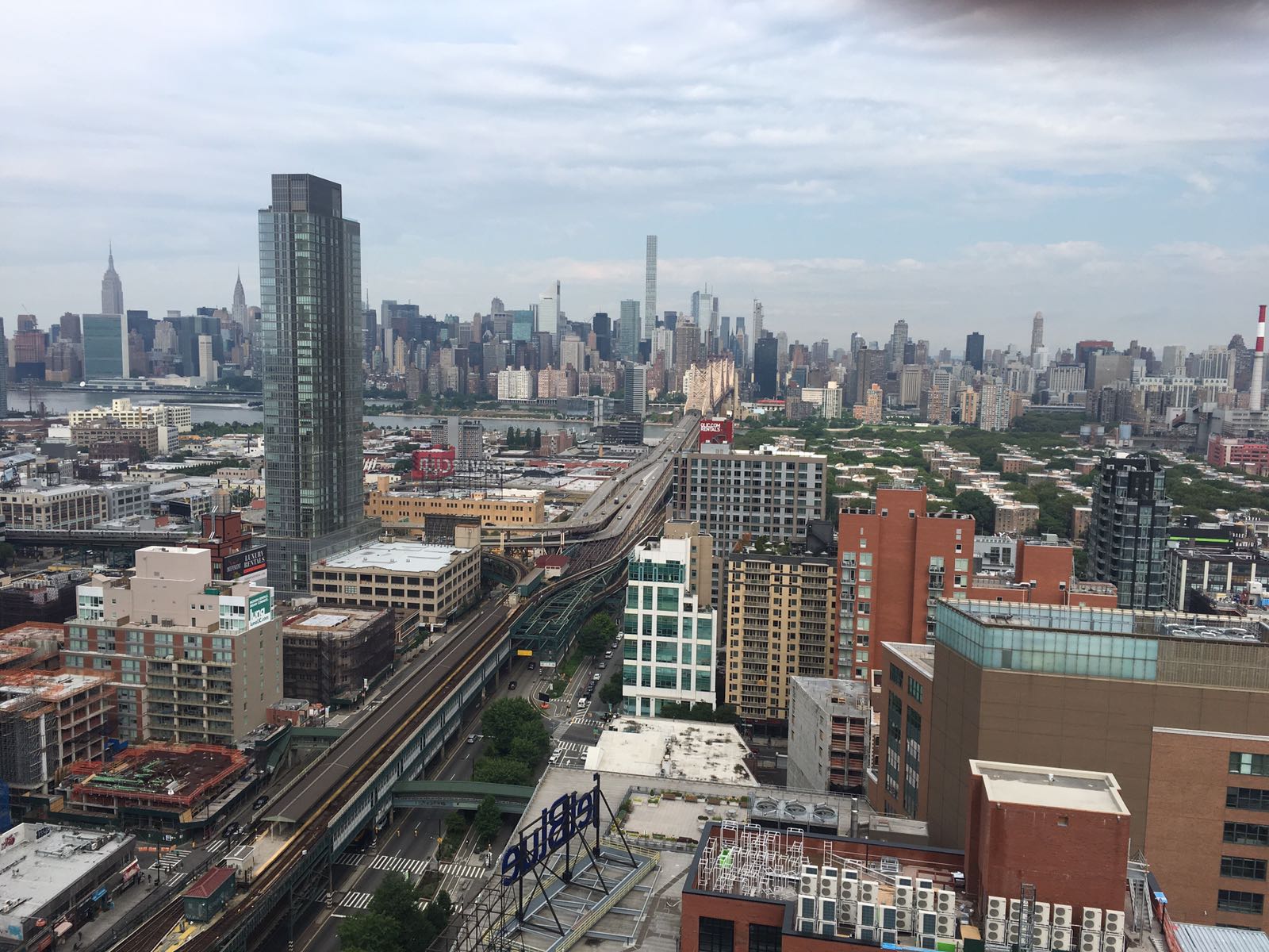 1600x1200 Cityscape of Queens New York