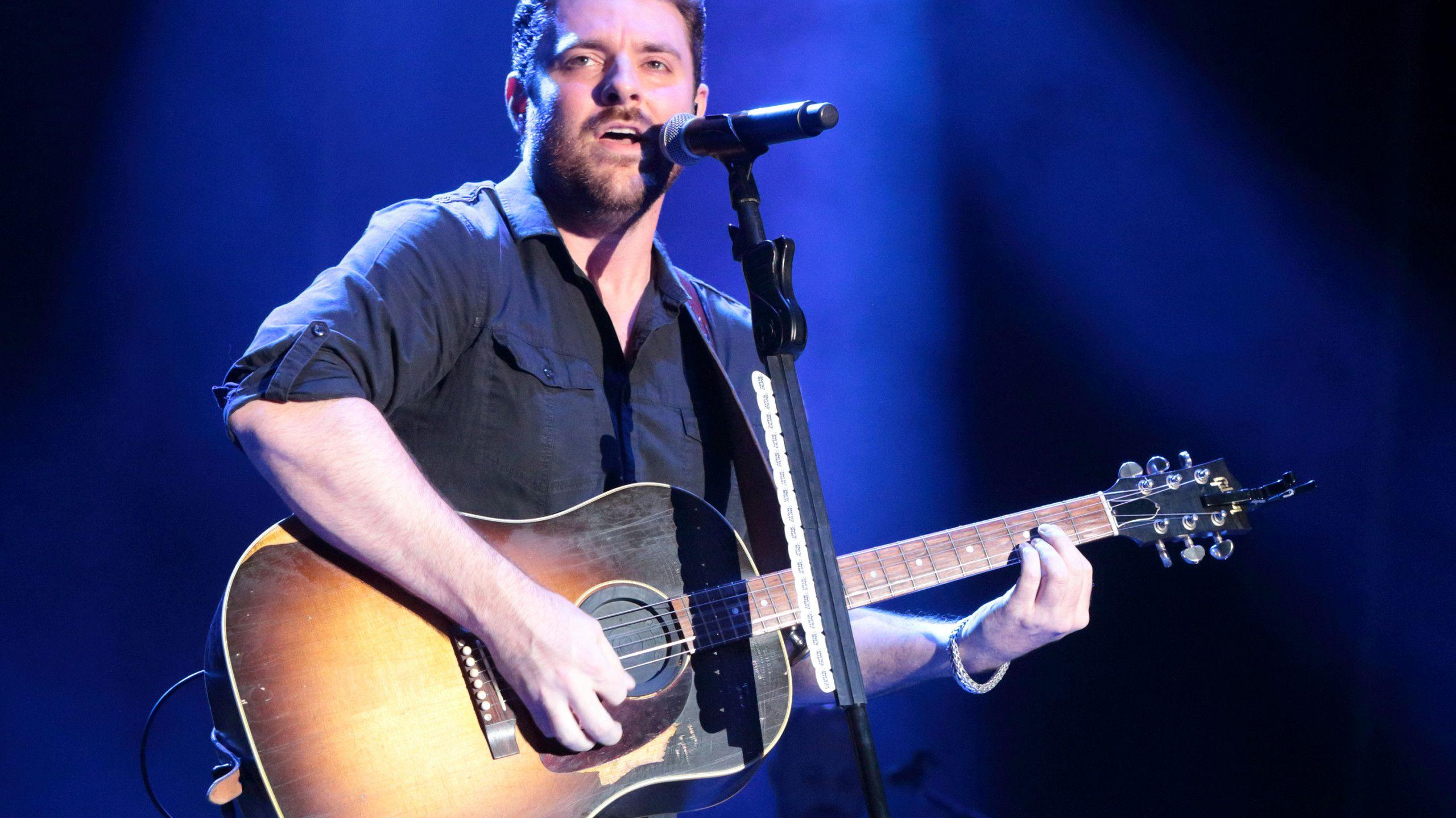2560x1440 Vince Gill invites Chris Young to become Grand Ole Opry member