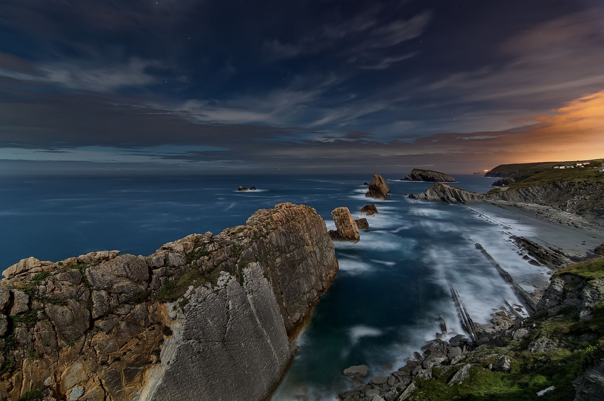 2048x1360 Cantabria Coastline: Stunning Spanish Horizon Over the Ocean in HD