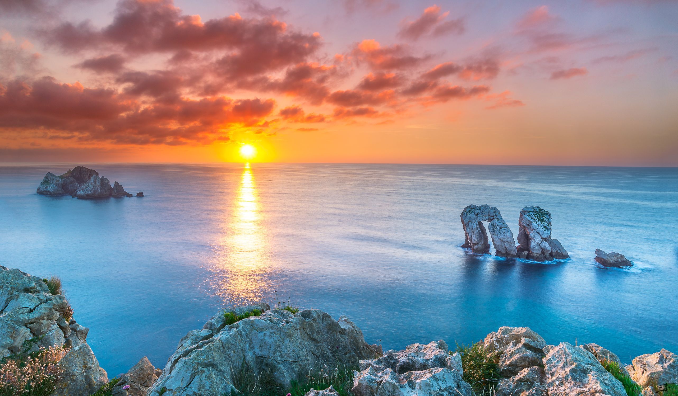 2565x1500 Wallpaper sea, sunset, rocks, Bay, Spain, Spain, The Bay of Biscay, Cantabria for mobile and desktop, section пейзажи, resolution 2565x1500