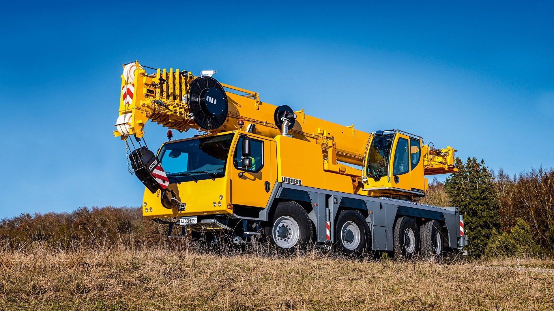 1920x1080 Liebherr Crane HD Wallpaper: Powerful Construction Vehicle in Action
