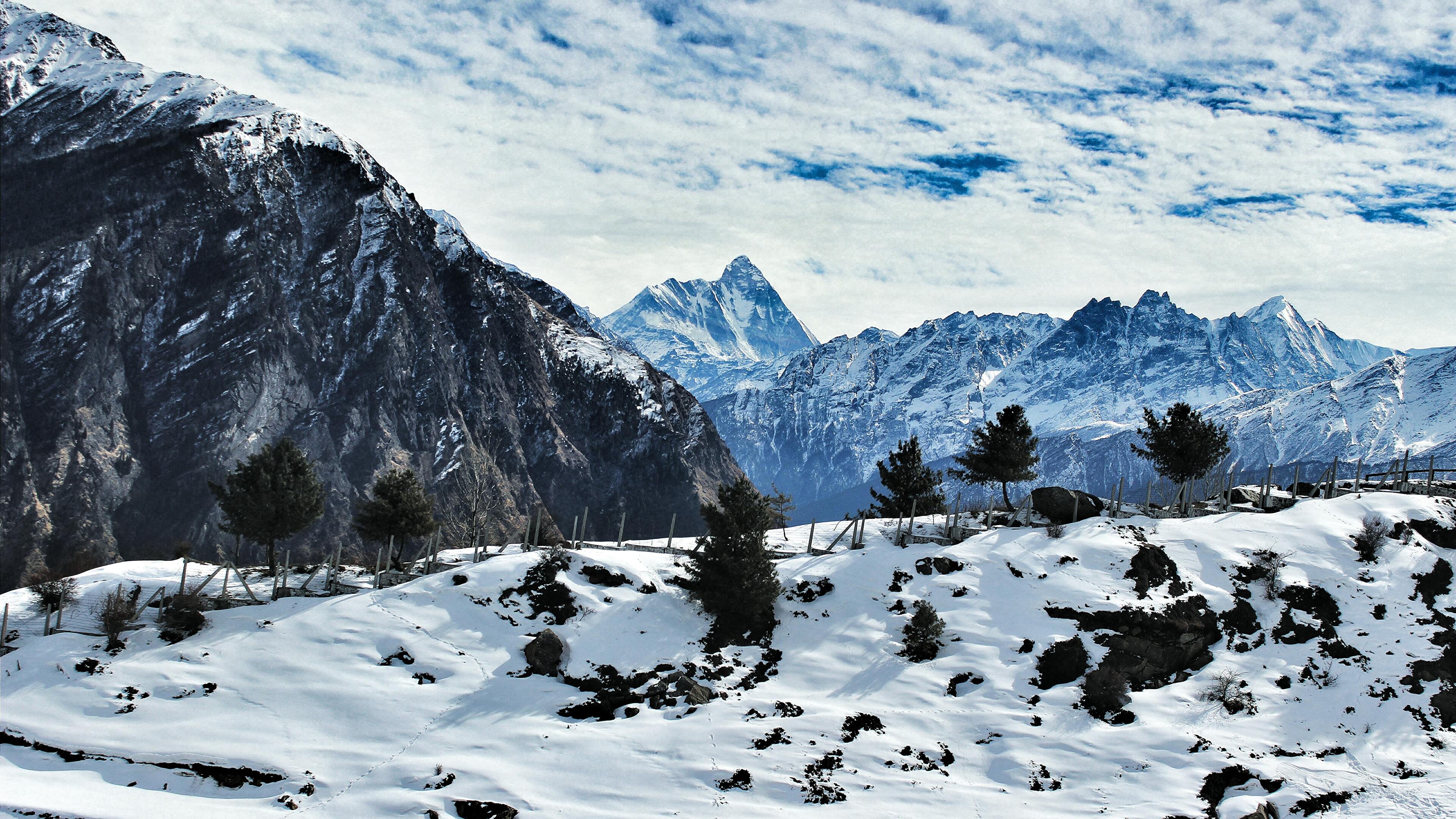 3840x2160 A fence across a snowy mountain at Auli, India (Photo credit to Amit Shaw) [3840 x 2160]