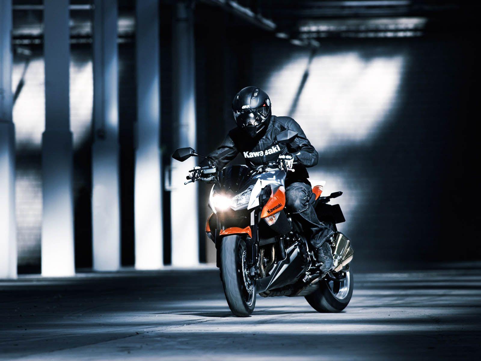 1600x1200 Desktop bike rider picture download
