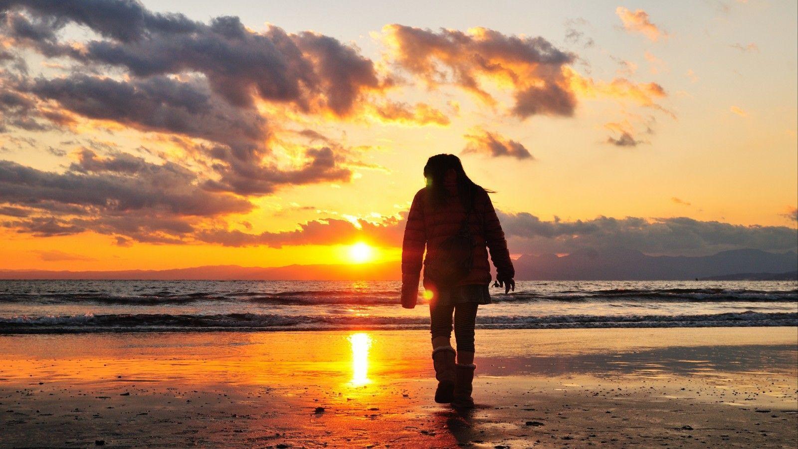 1600x900 Woman walking alone at the sea HD Wallpaper 1600x900