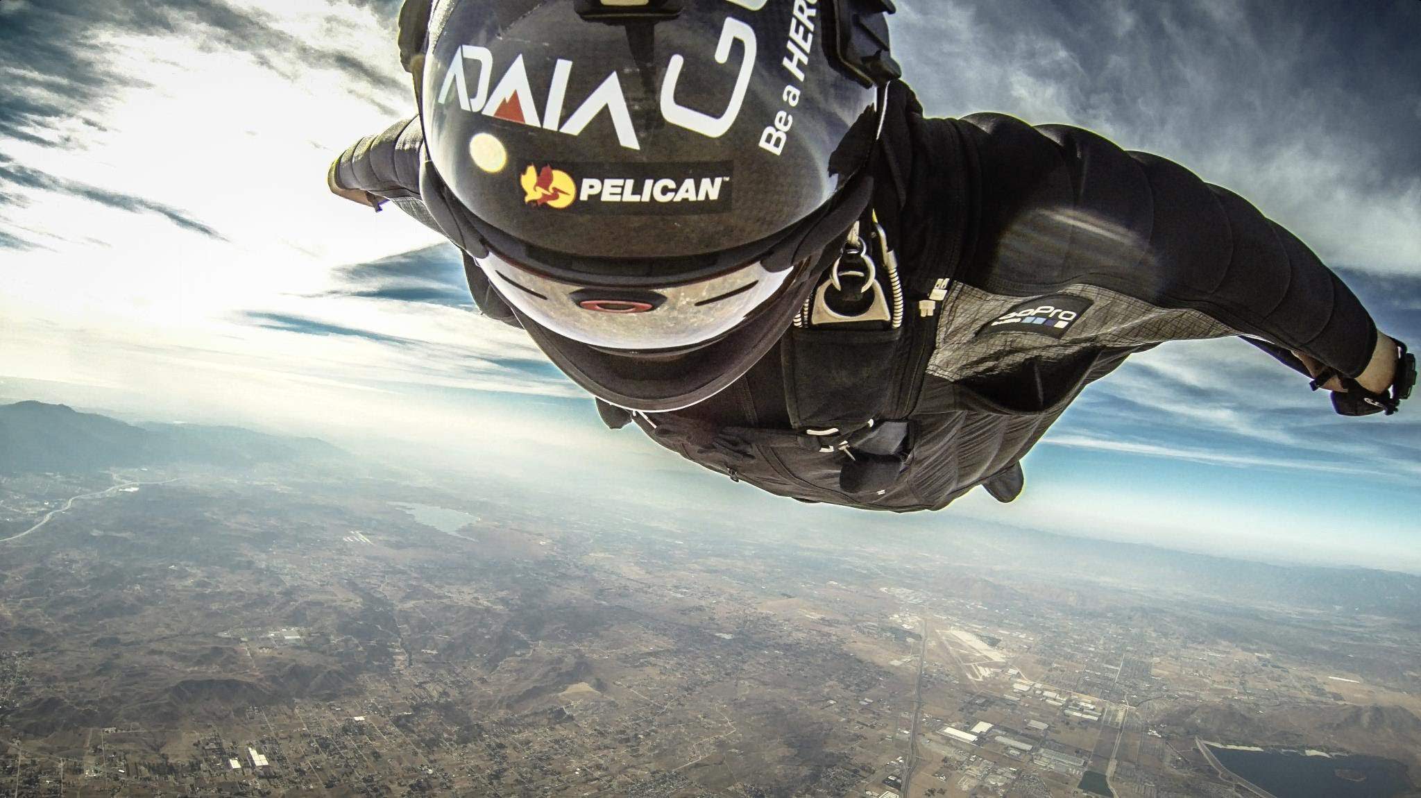 2048x1150 超危険なベースジャンプ. 映像 Wingsuit In Flight