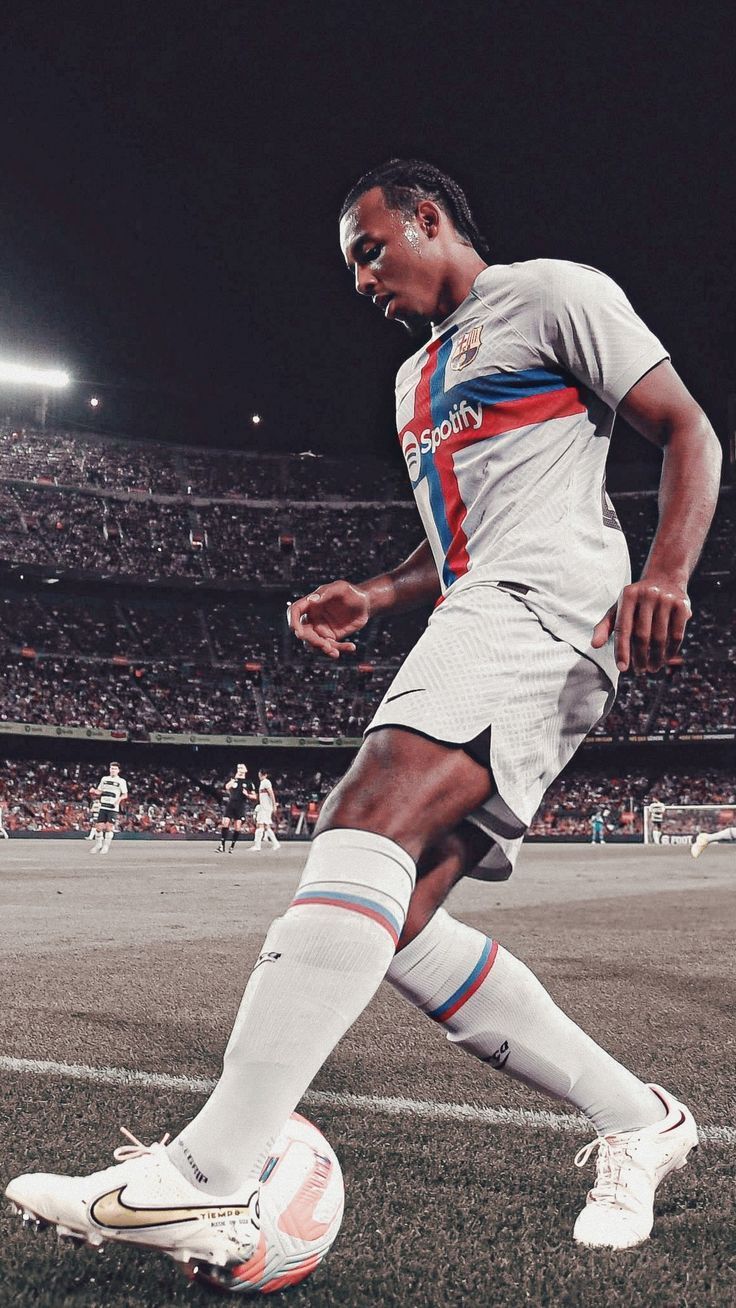 736x1308 Jules Koundé