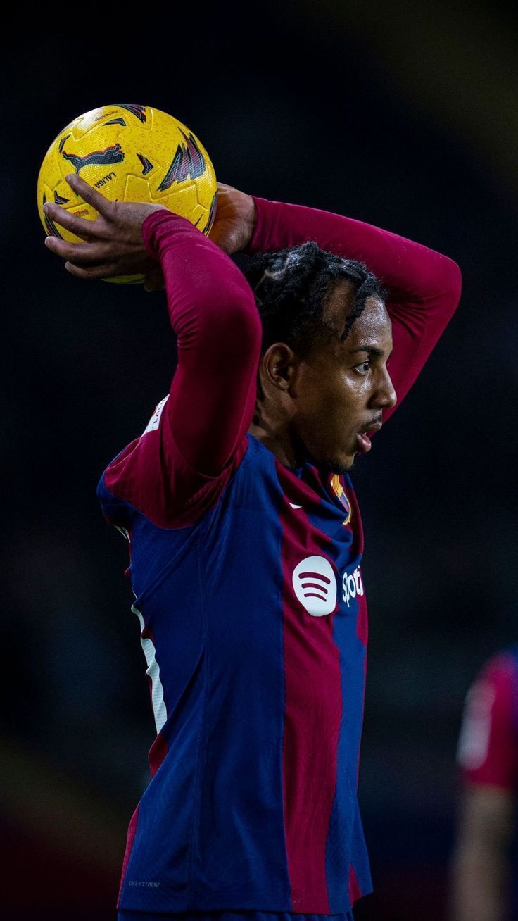 736x1308 Jules Koundé