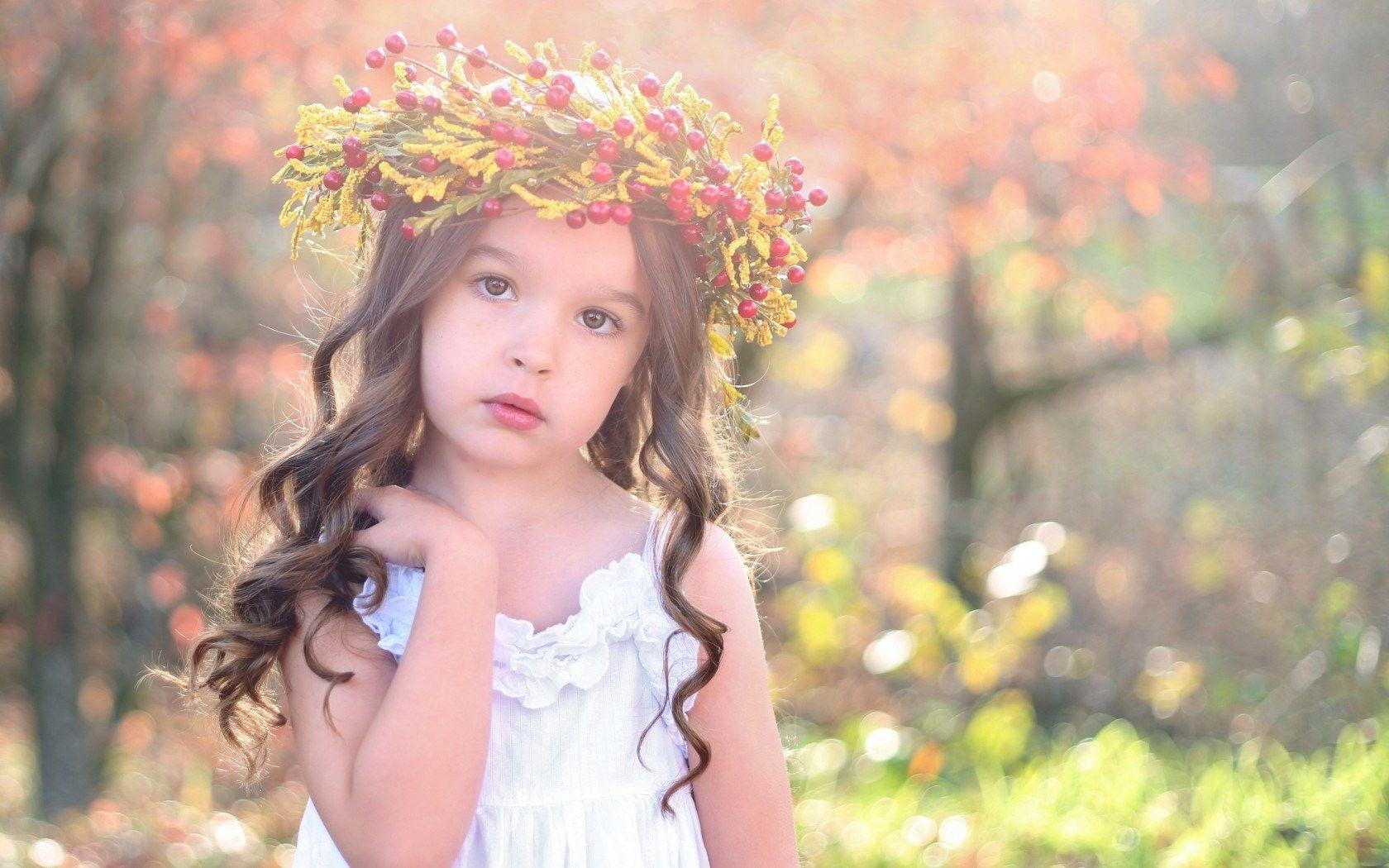 1680x1050 Sweet Girl Child Autumn Wallpaper