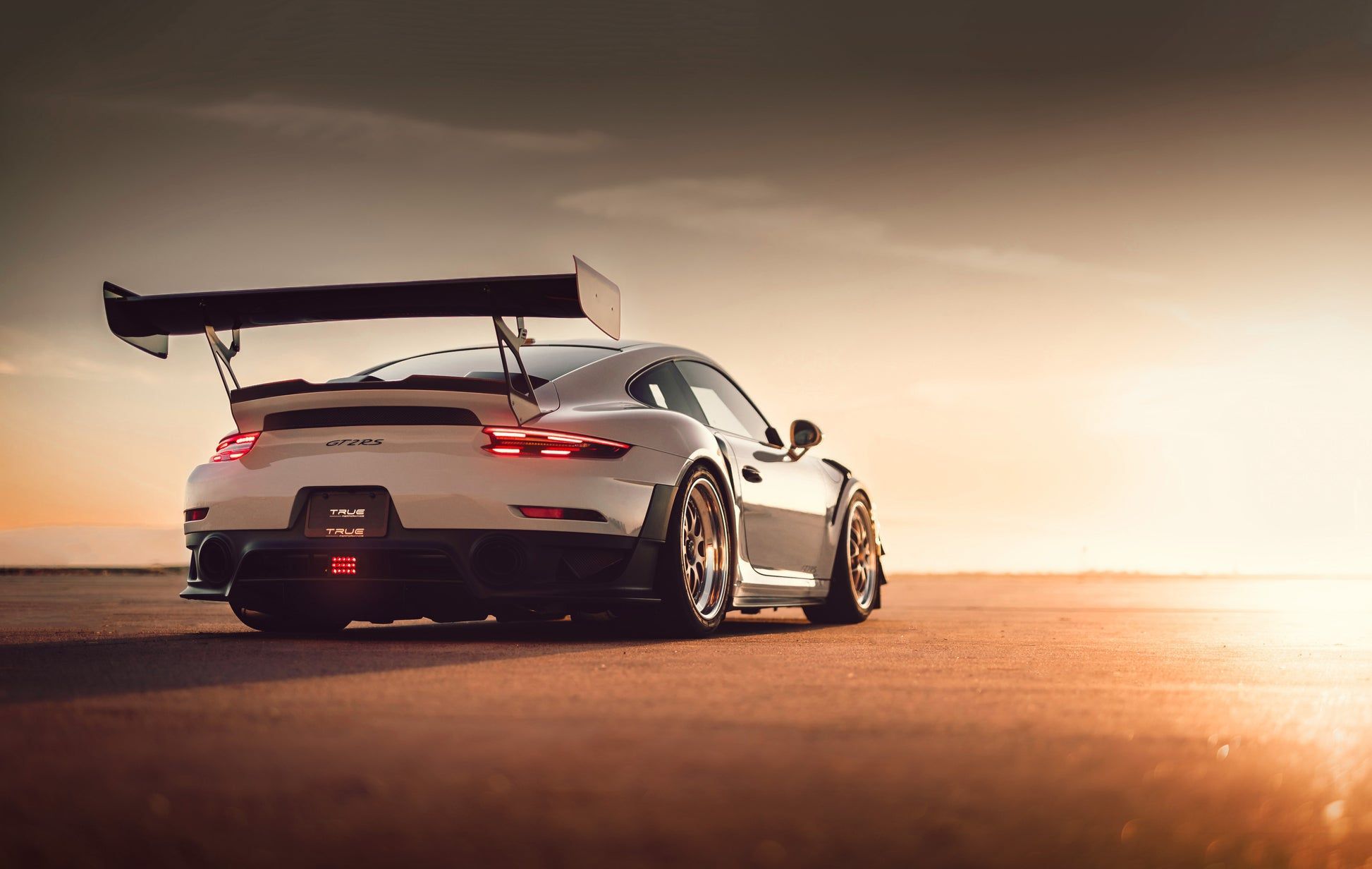 1946x1232 True Performance 991 GT2RS Rain Light