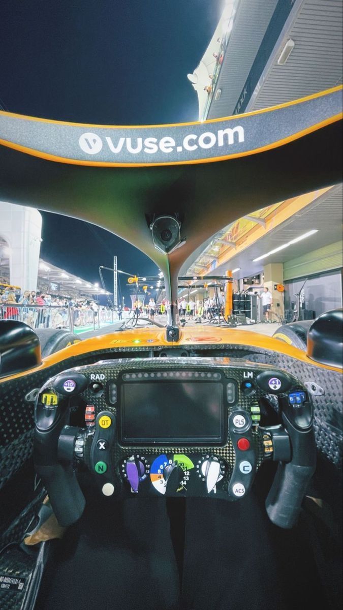675x1200 Salvataggi rapidi. Motorsport photography, Formula 1 car, Motor racing