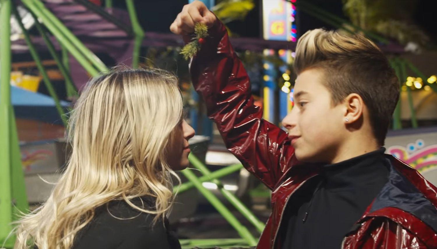1500x855 Justin Bieber's 'Mistletoe' Gets Cute Gavin Magnus & Coco Quinn